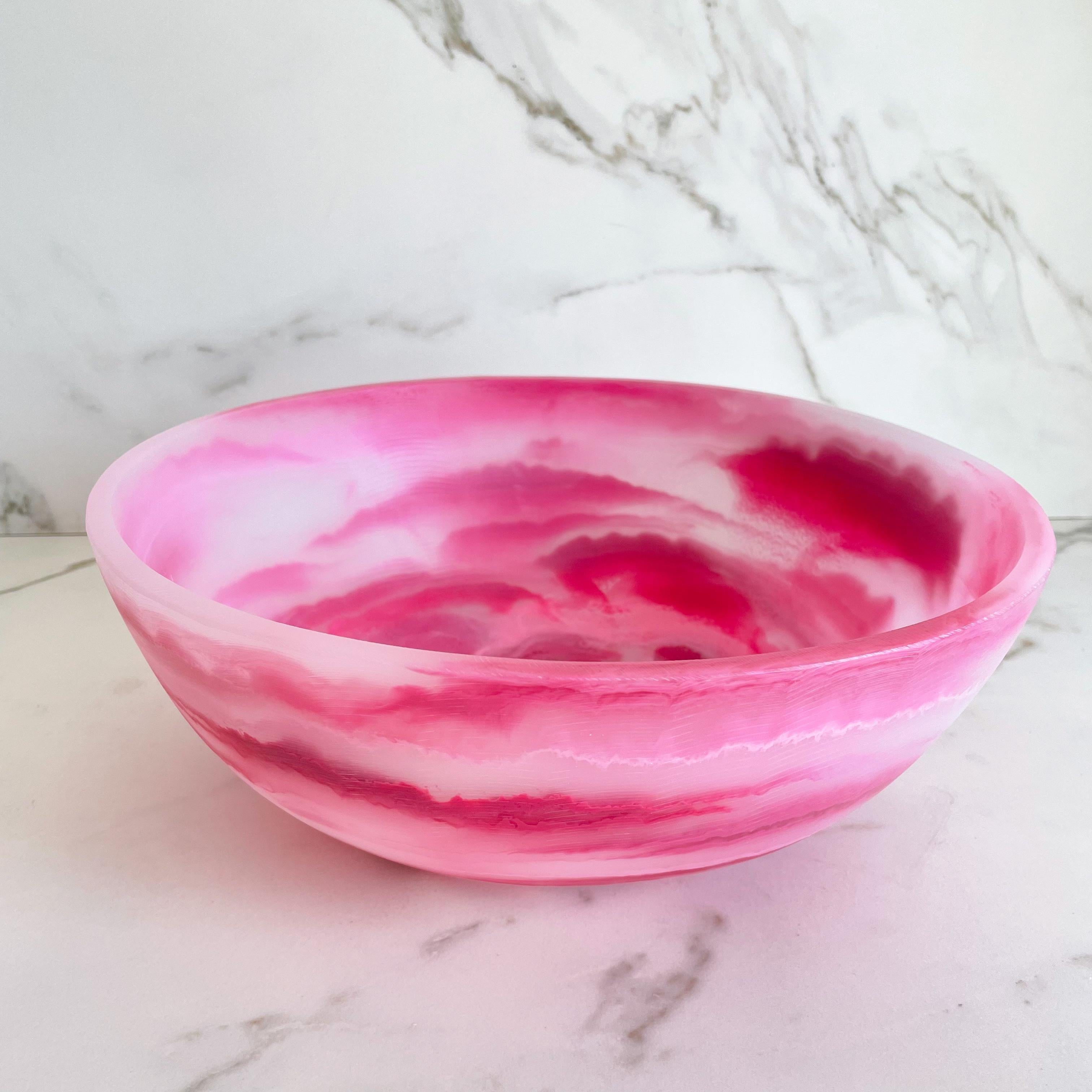Notre bol coloré est fabriqué à la main en résine blanche traslucide avec une texture marbrée en rose et rose clair. Son design amusant et coloré en fait une pièce de choix et peut être utilisé comme décoration, plateau de fruits ou pour servir des
