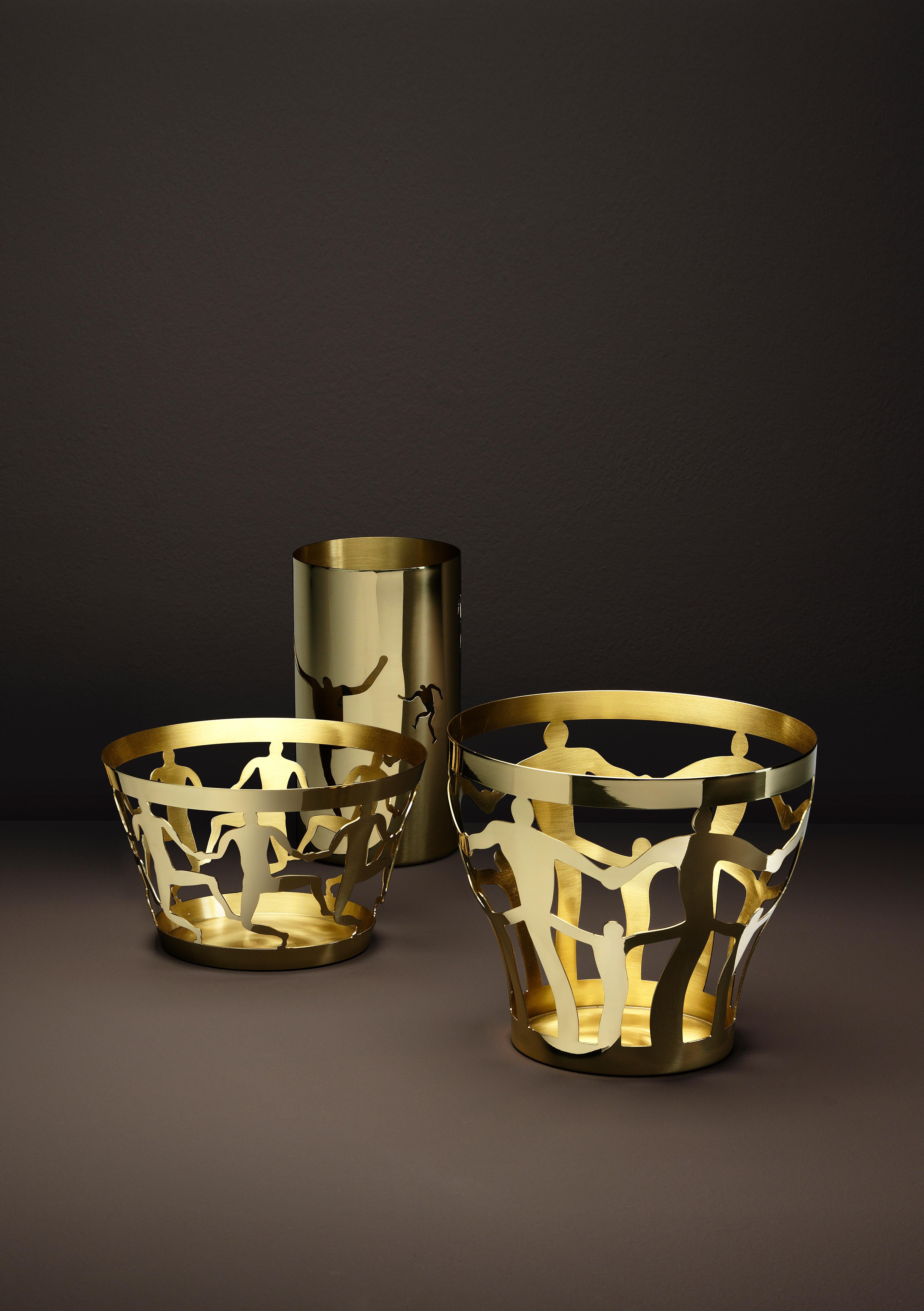 The dance, intended as an eternal circle and sacred ritual and celebration of the ancient tribal traditions. This is the reference of Andrea Branzi when he thought of this series of three pieces that define these new vase-basket in polished brass.