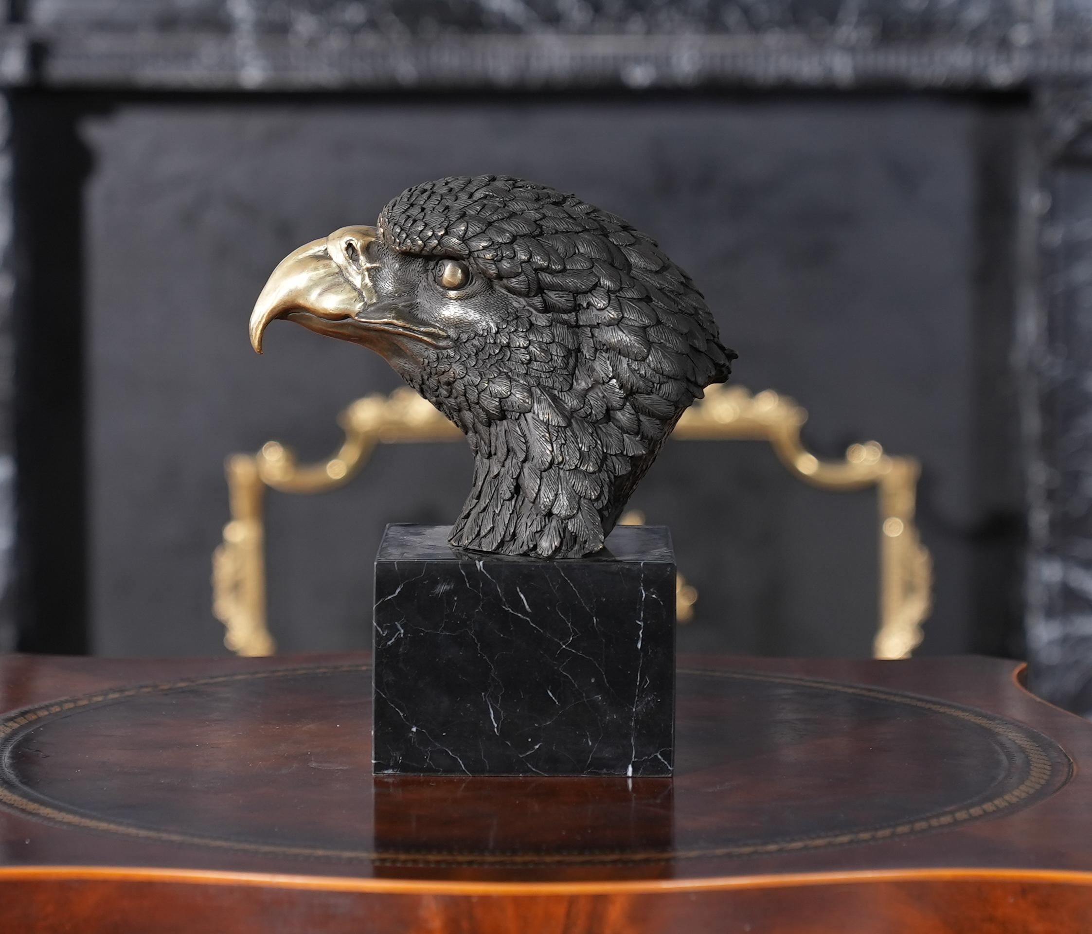 Die mittelgroße Bronzebüste eines Adlers auf einem Marmorsockel ist selbst im Stillstand eine eindrucksvolle Ergänzung für jede Umgebung. Die Adlerbüste wird im traditionellen Wachsausschmelzverfahren in Einzelteile zerlegt und dann durch Hartlöten