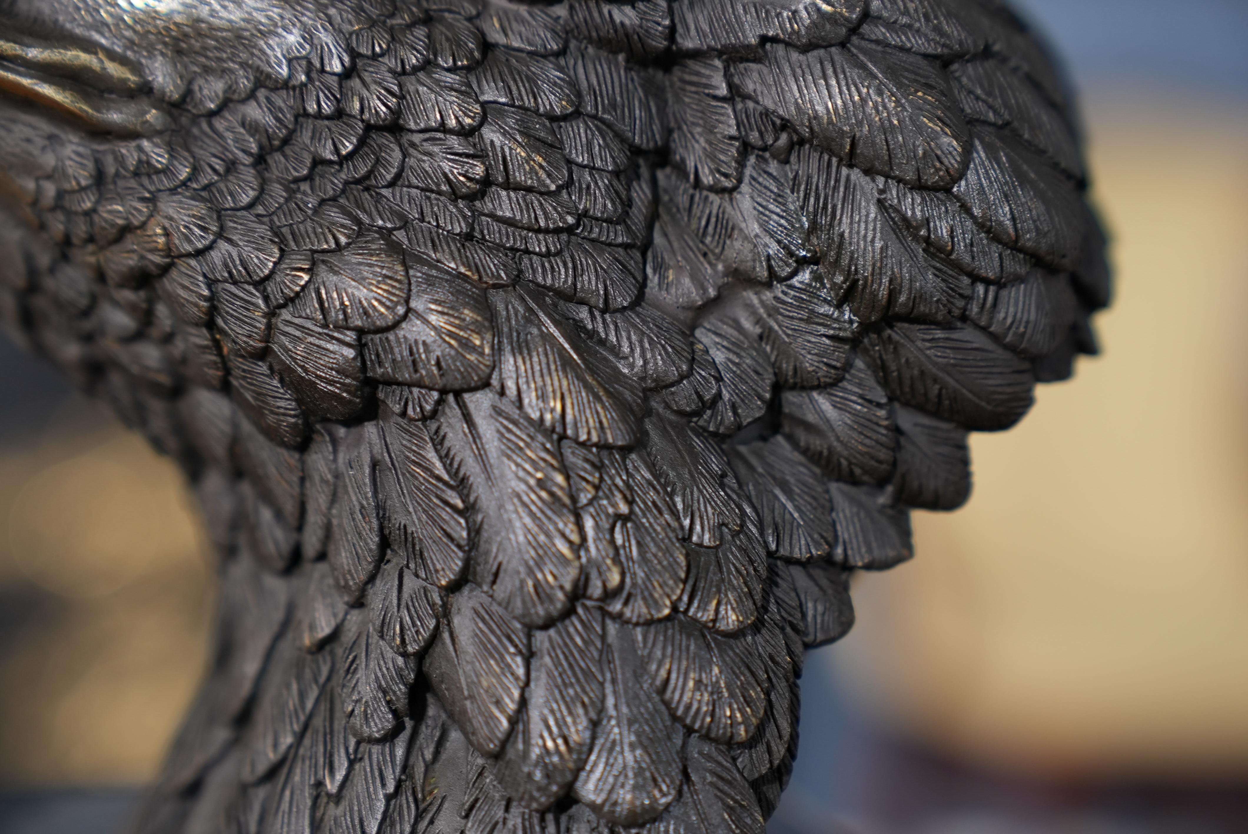 Mittelgroße Bronze- Adlerbüste auf Marmorsockel (21. Jahrhundert und zeitgenössisch) im Angebot
