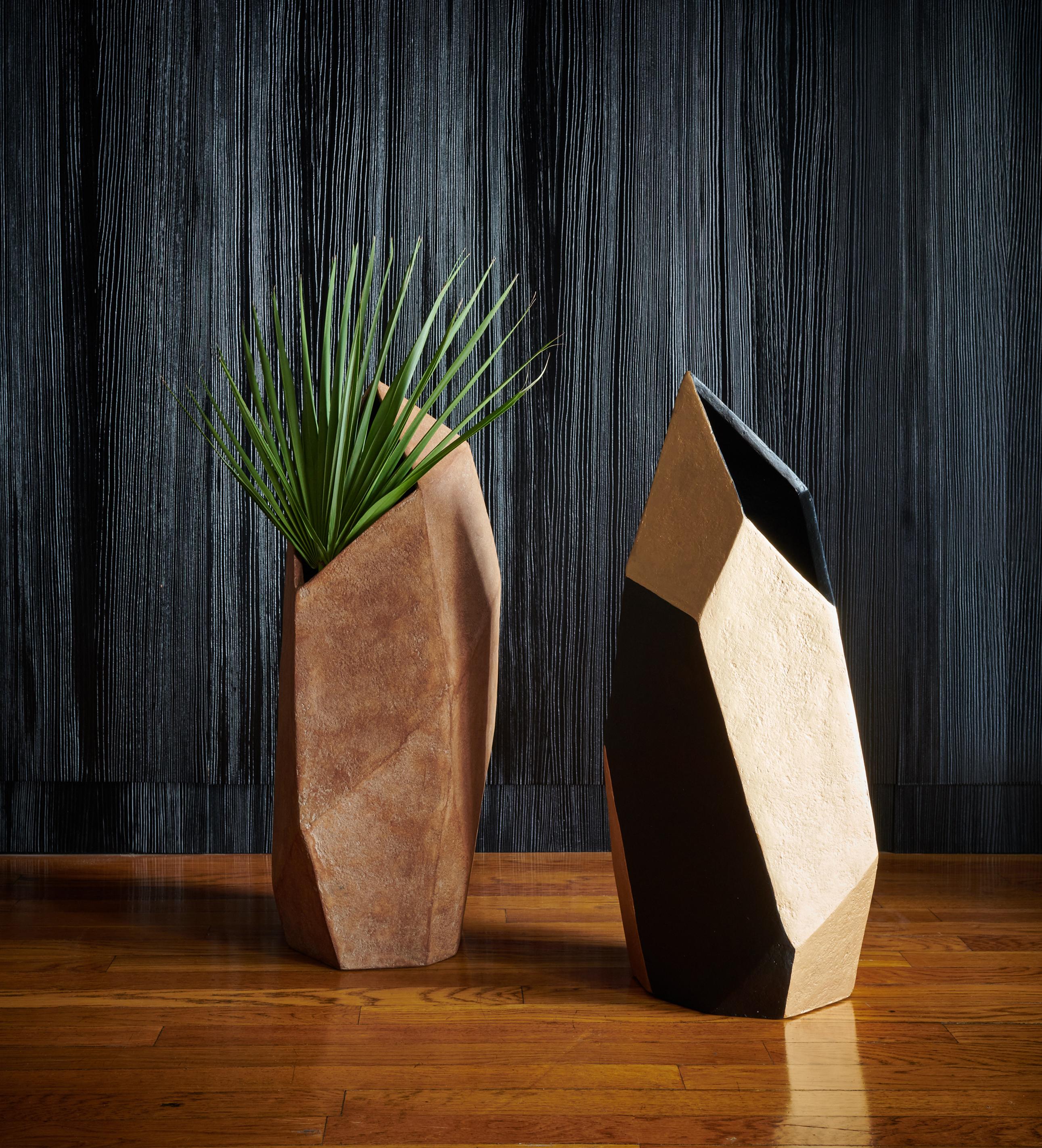 Moulage Vase géométrique en composite de papier brun moyen du Studio Laurence en vente