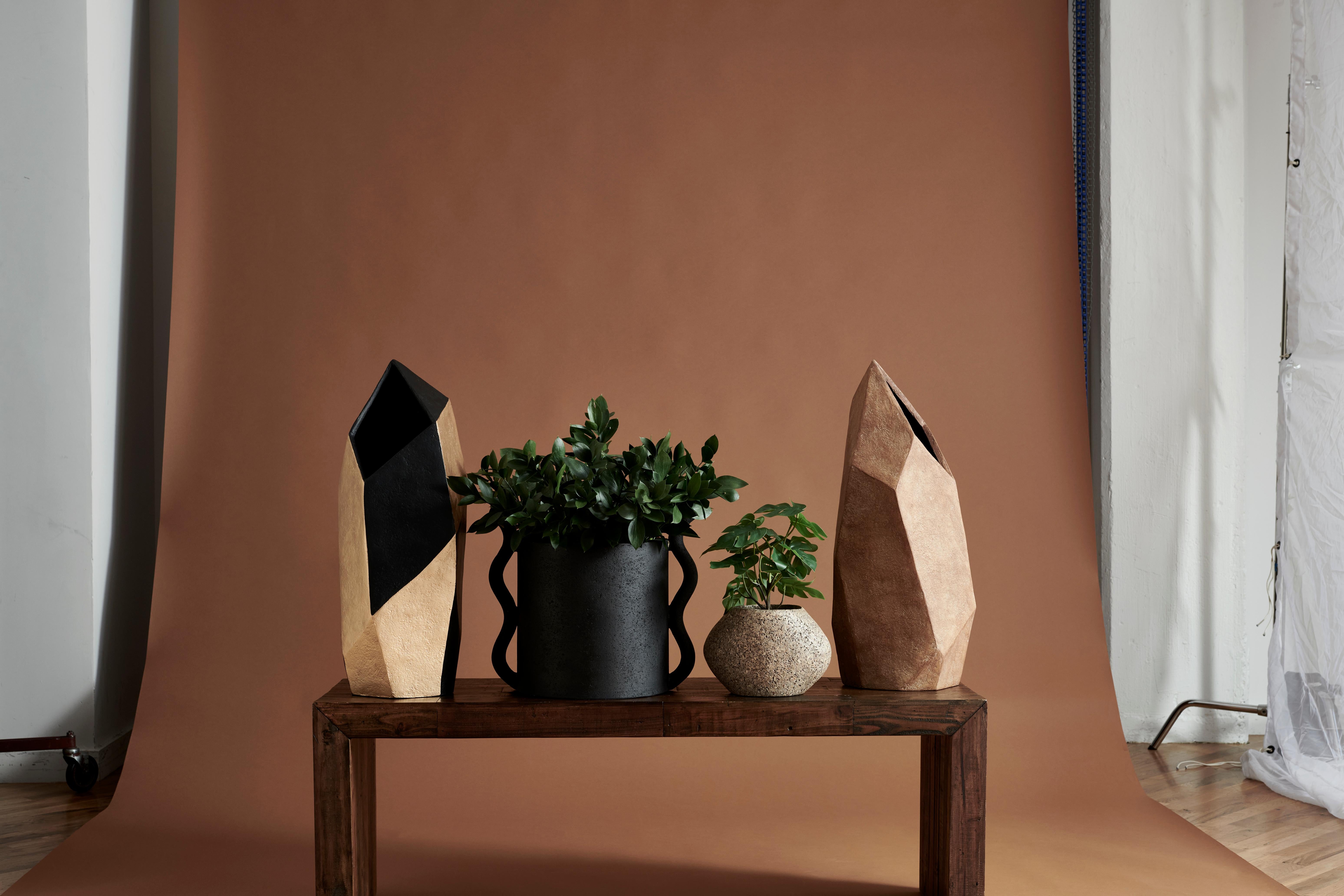 Vase géométrique en composite de papier brun moyen du Studio Laurence Neuf - En vente à New York, NY