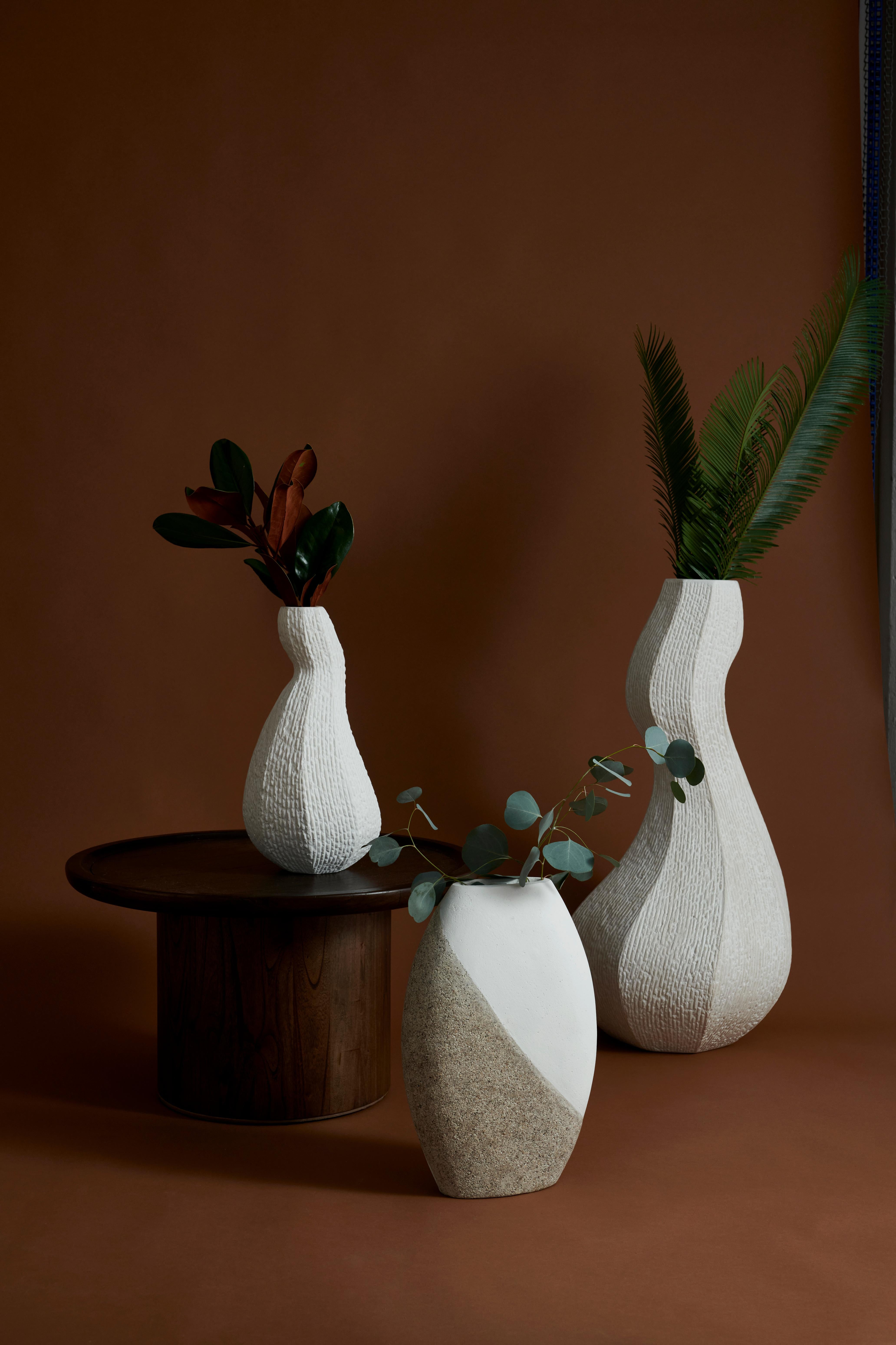 XXIe siècle et contemporain Vase en bois et pierre calcaire marron et blanc de taille moyenne de Studio Laurence en vente