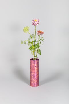 Vase moyen en cambium rose brillant teinté dans la masse en aluminium anodisé par Studio Loop Loop