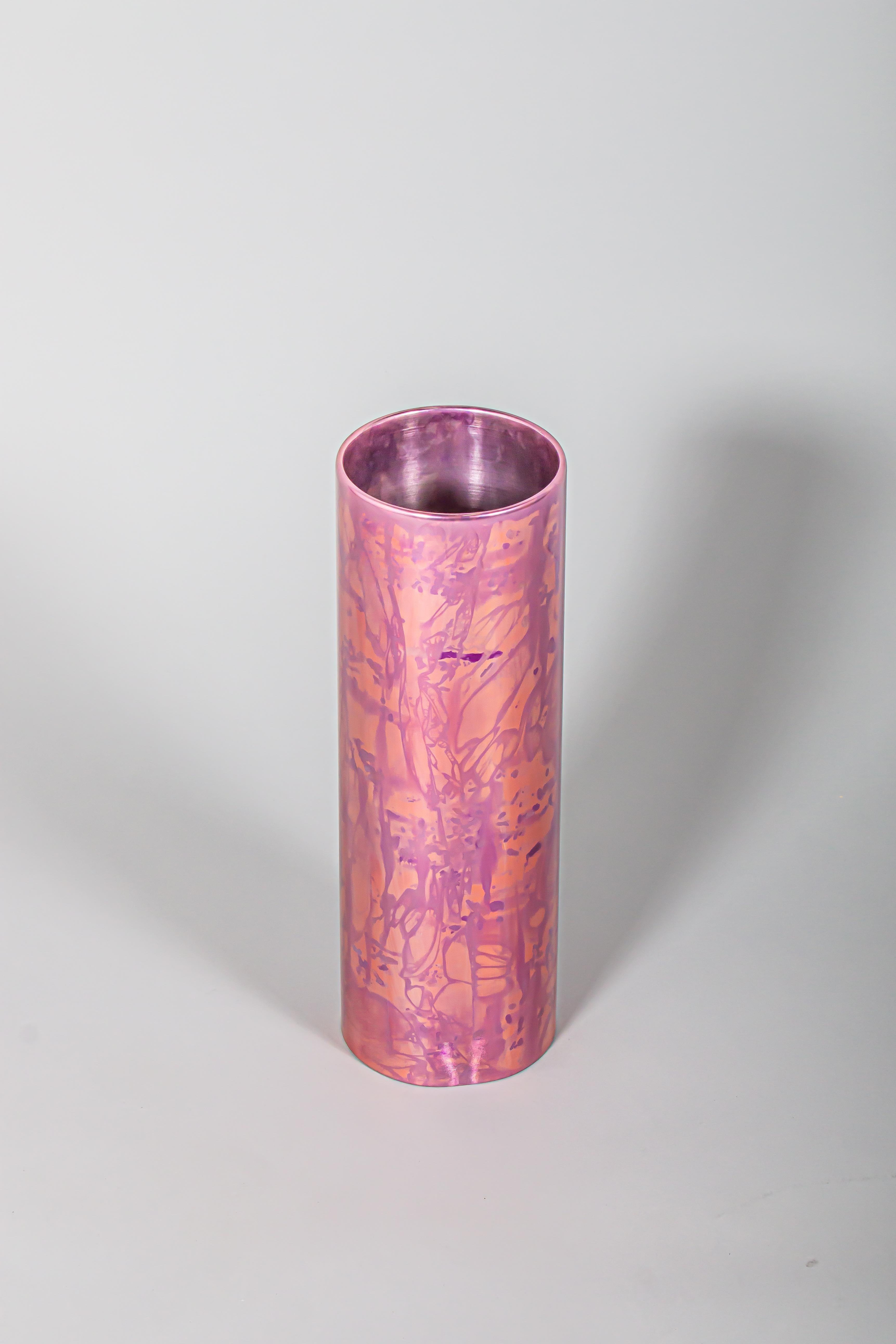 Moderne Vase moyen en cambium rose brillant teinté dans la masse en aluminium anodisé par Studio Loop Loop en vente
