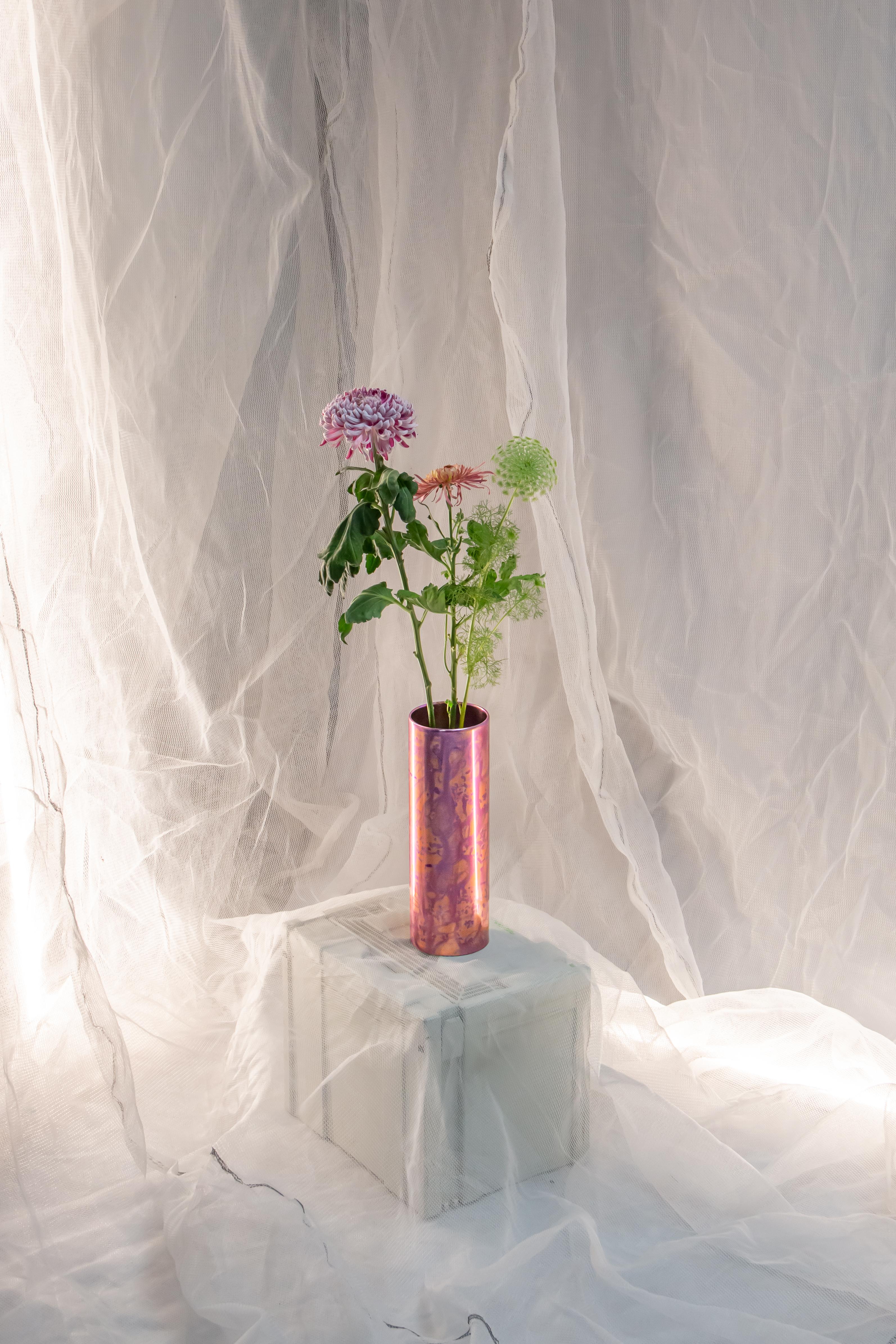 Européen Vase moyen en cambium rose brillant teinté dans la masse en aluminium anodisé par Studio Loop Loop en vente