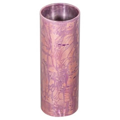 Vase moyen en cambium rose brillant teinté dans la masse en aluminium anodisé par Studio Loop Loop