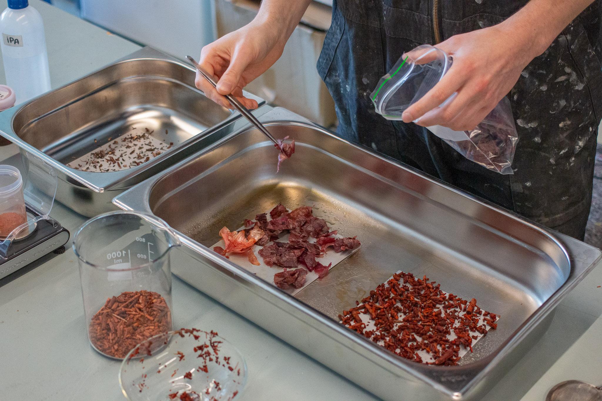 Europeo Vaso medio Cambium Rosa chiaro in alluminio anodizzato tinto in pianta di Studio A Looping in vendita