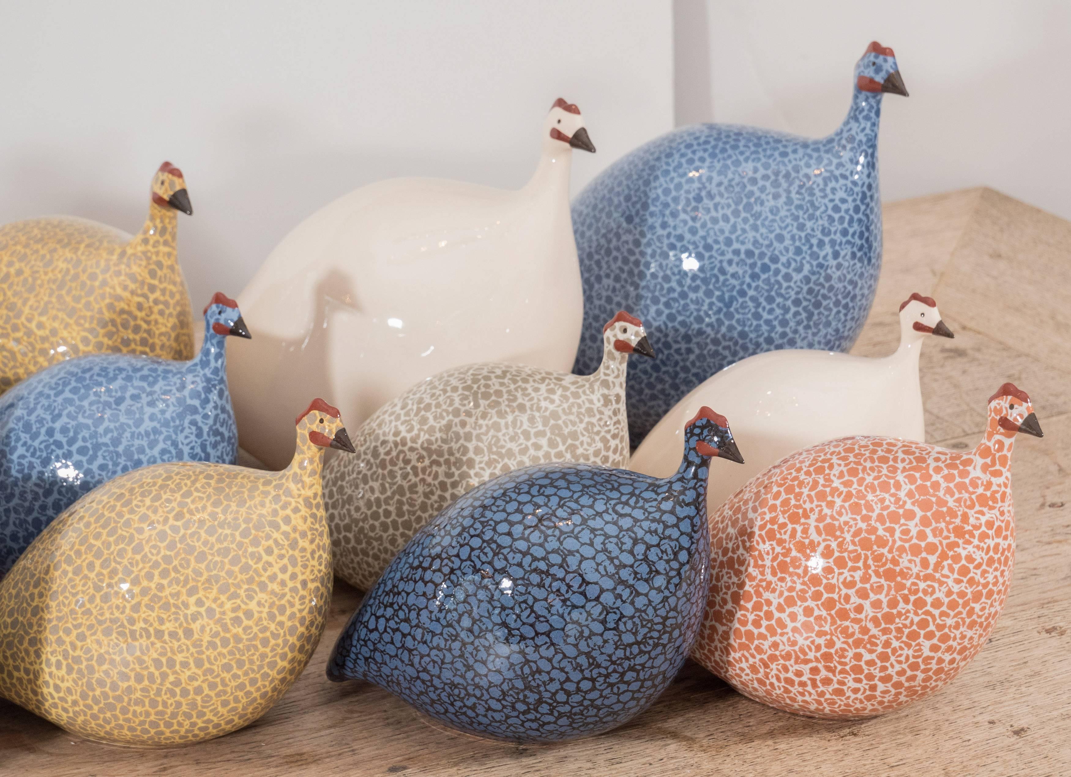 Eine charmante Gruppe von Perlhühnern aus Keramik in verschiedenen Größen und Farben. Sie sehen einzeln oder in einer Gruppe großartig aus und sind ein wunderbares Accessoire in einer Küche, einem Familienzimmer oder überall. Hergestellt in
