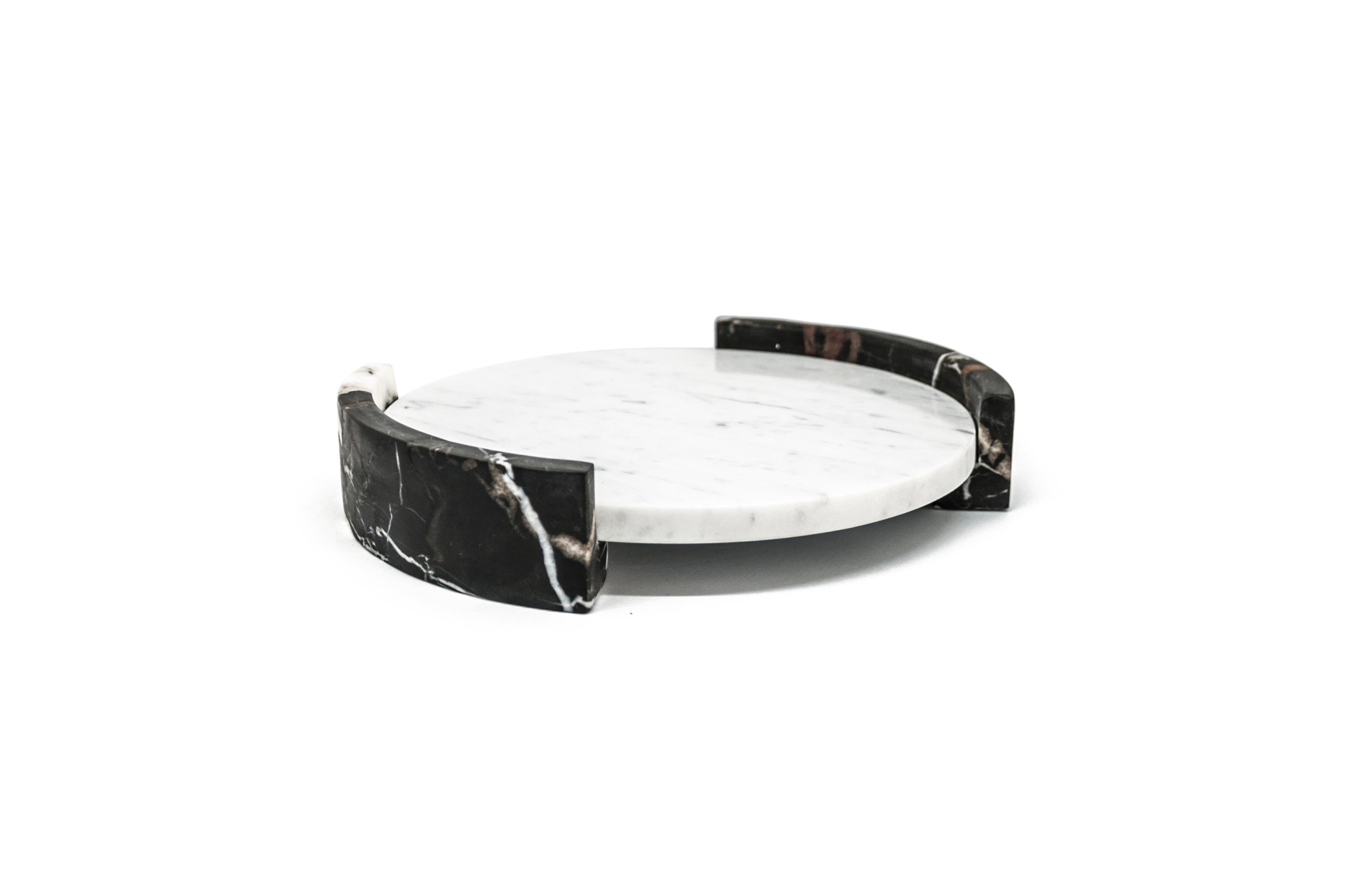 Petit plateau circulaire avec poignées en marbre blanc de Carrare et noir de Marquina. 
-Design/One de Jacopo Simonetti pour FiammettaV-
Chaque pièce est en quelque sorte unique (chaque bloc de marbre est différent par ses veines et ses nuances) et