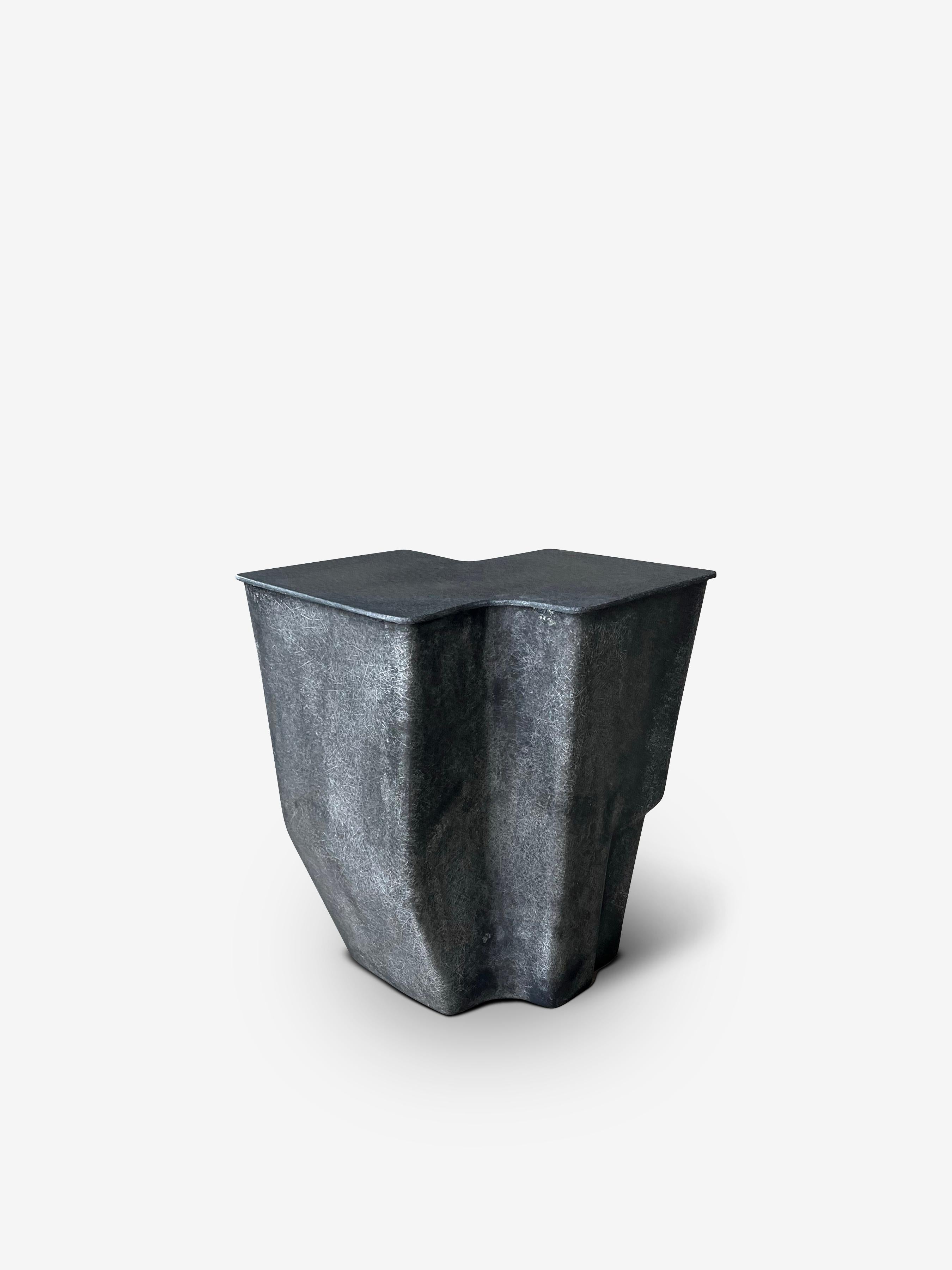 Medium Clam Side Table by VAVA Objects For Sale 4