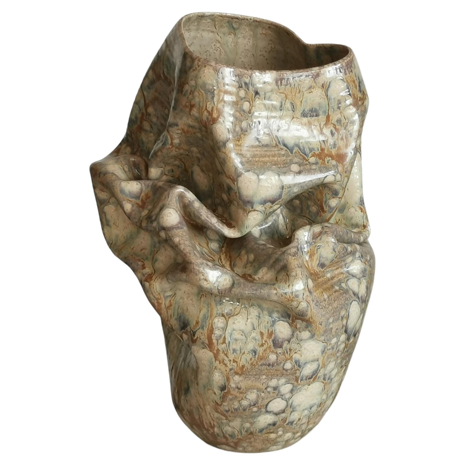 Mittelgroße zerbrochene zerknitterte Form, Wüsten-Schreibtisch, Gefäß Nr.127, Keramik-Skulptur
