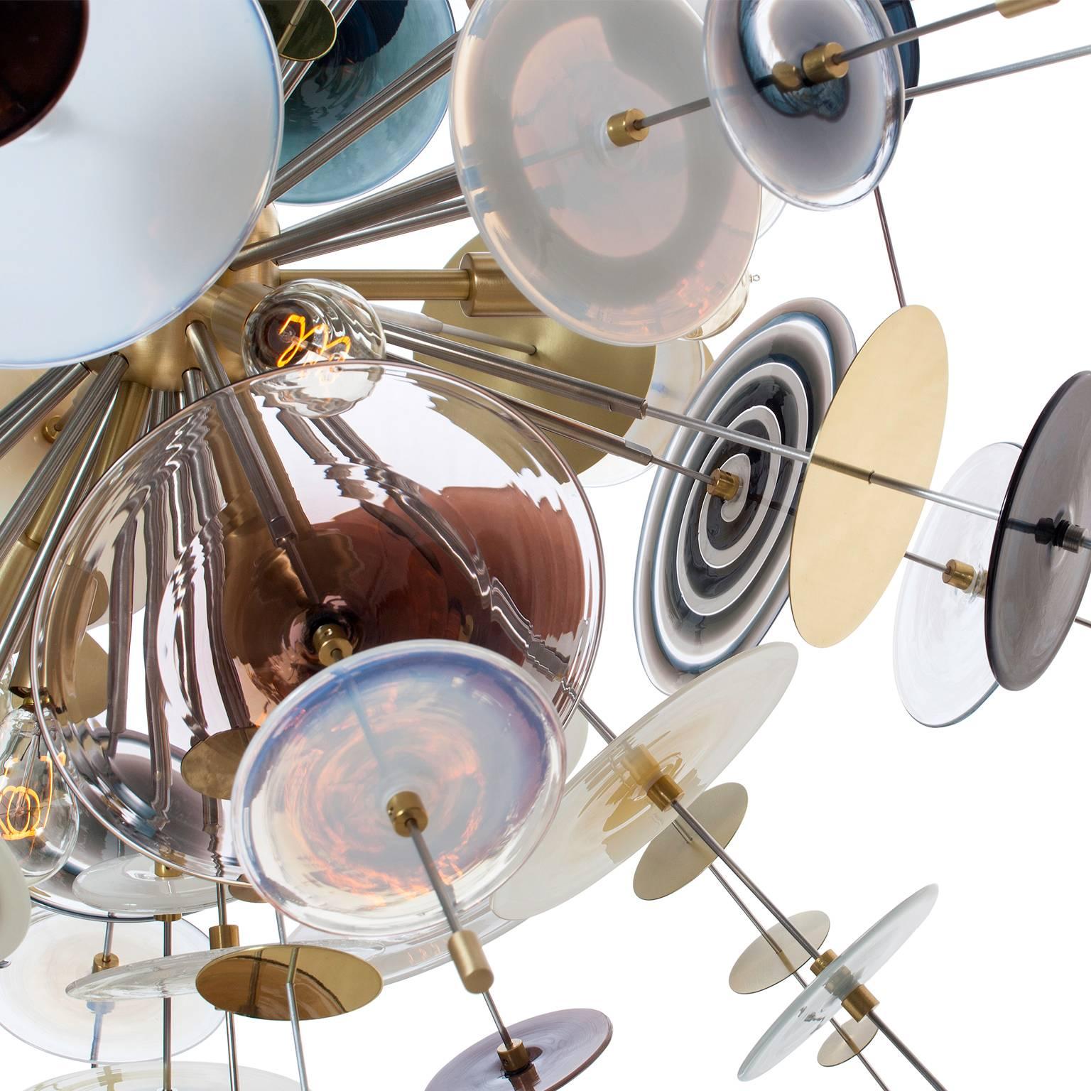 Moderne Lustre moyen à confettis : Topaze, noir, verre blanc par AVRAM RUSU STUDIO en vente