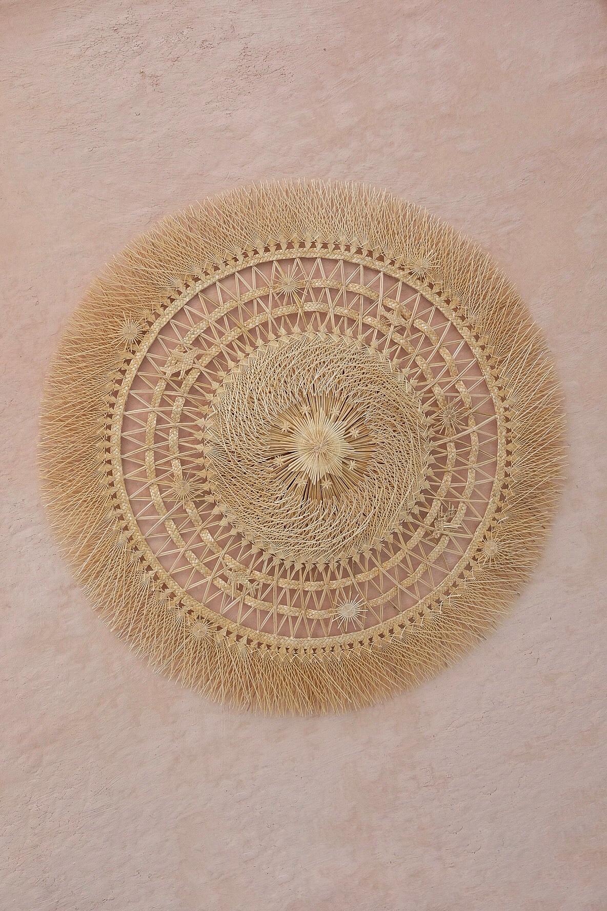 Cornelio Star by Onora
Dimensions: D 93 cm
Materials: Woven wheat fiber

Hand woven by the Tata Curiata workshop, master artisans who received a special mention in the Loewe Craft Prize of 2017 edition. Several hundred strands of wheat fibre are