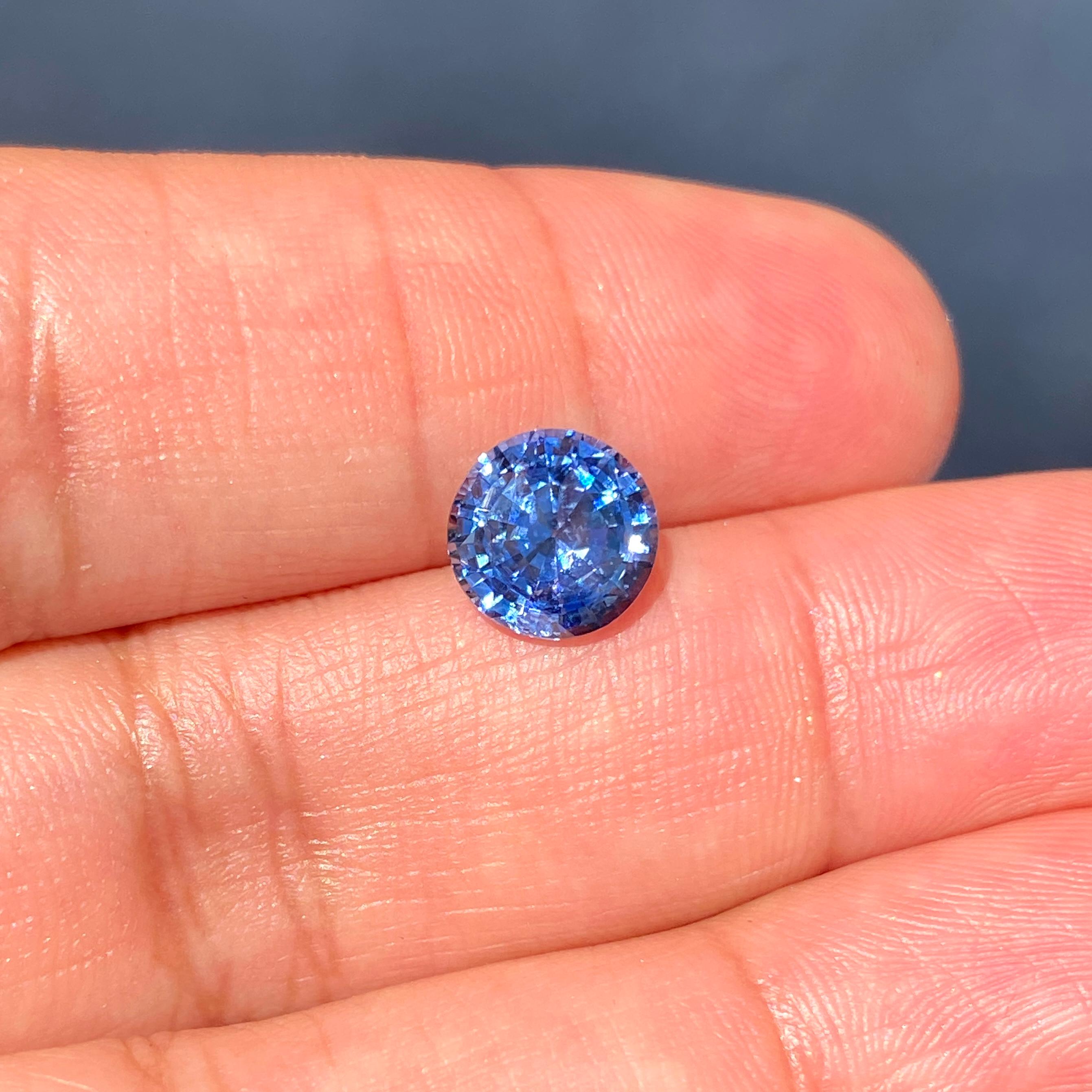 Parfait pour cette bague de fiançailles solitaire alternative avec beaucoup de références. Un grand saphir de 2 carats, rond et brillant, d'un bleu bleuet moyen envoûtant, provenant de Ceylan, sans indication de traitement thermique.

Ce saphir bleu