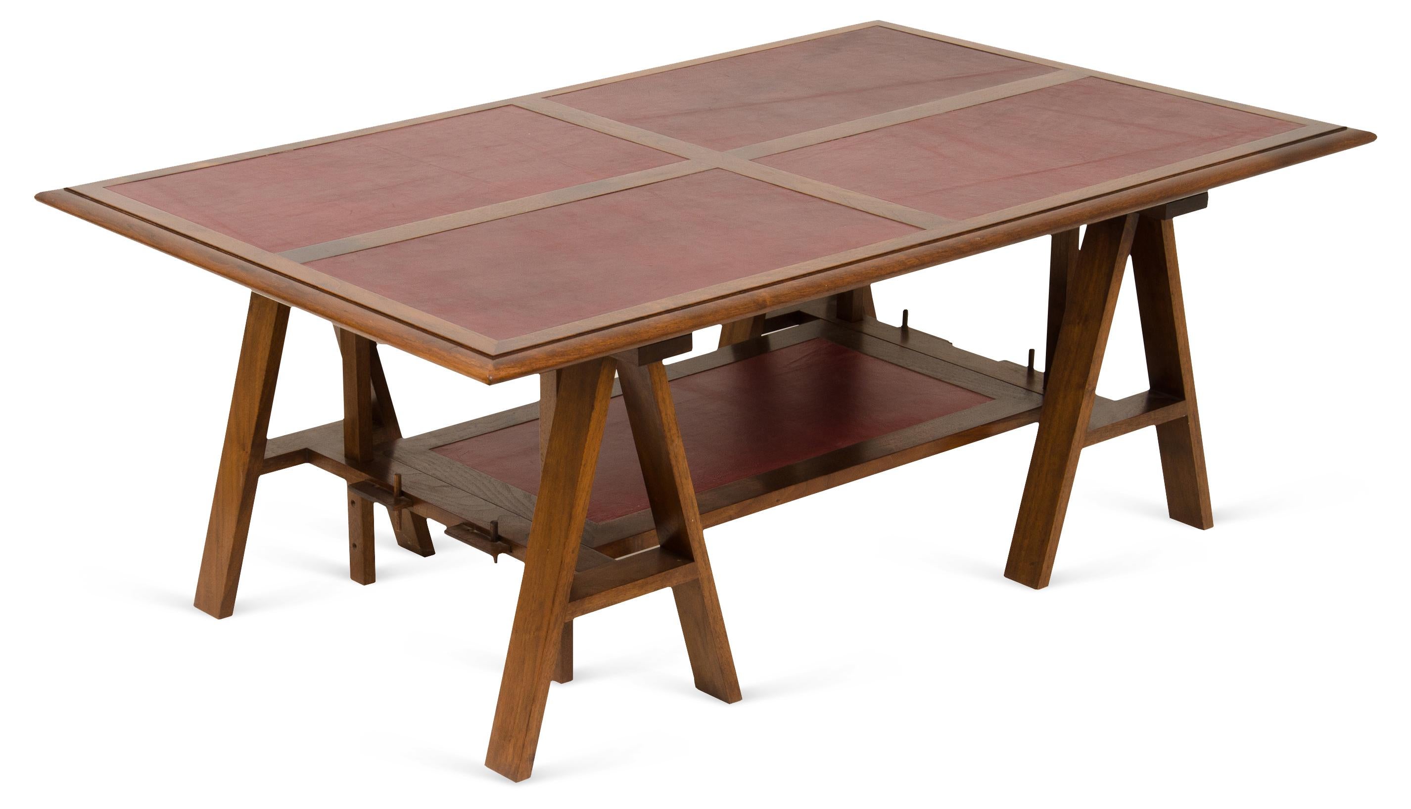 La table basse iconique, nommée d'après le célèbre acteur Jean Pierre Aumont, est une table basse fabriquée à la main en noyer massif avec des inserts en cuir noir ou rouge, position du plateau réglable, construction classique avec menuiserie