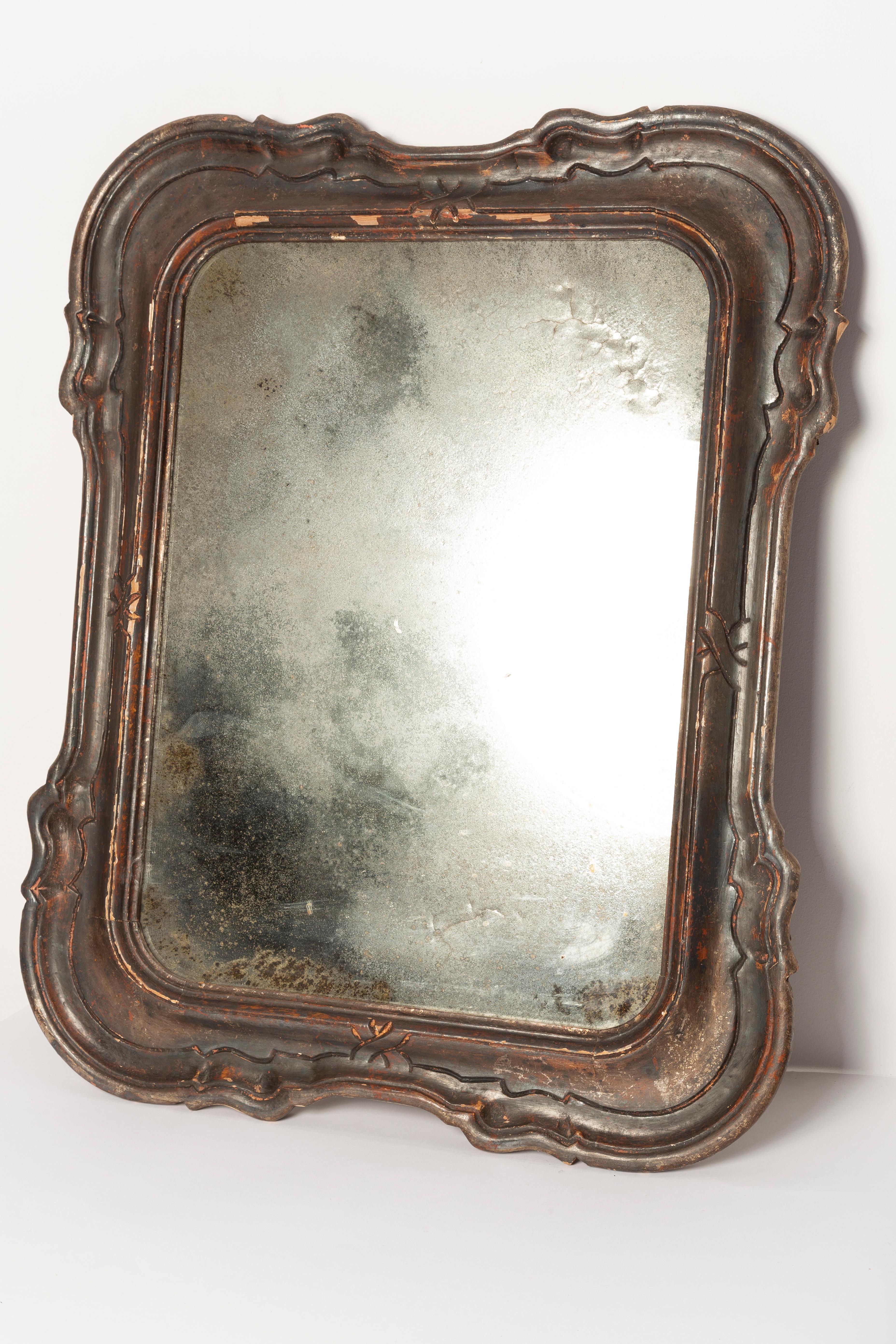 Schöner Spiegel in einem goldenen Zierrahmen aus Italien. Der Rahmen ist aus Holz gefertigt. Der Spiegel ist in sehr gutem Vintage-Zustand. Original Glas. Erstaunliche Patina. Ein schönes Stück für jedes Interieur! Nur ein einziges Stück.