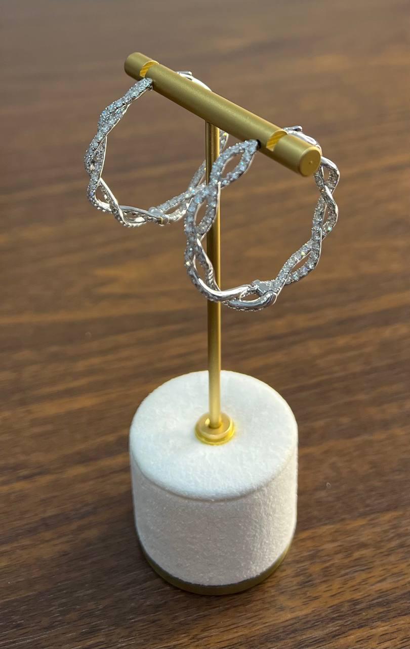 Orecchini a goccia con diamante medio a cerchio eternità Twist Wave in oro bianco 18 carati in vendita 5