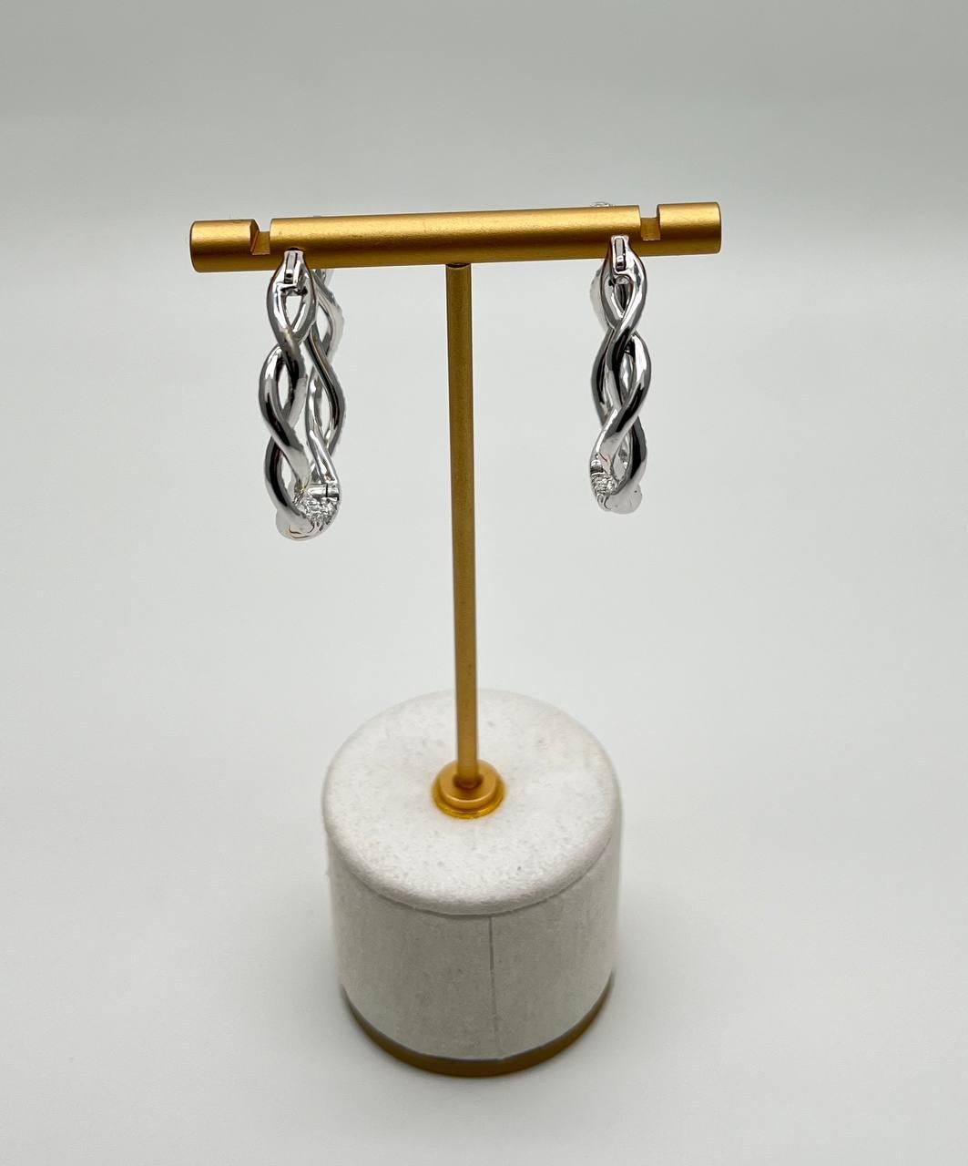 Taglio rotondo Orecchini a goccia con diamante medio a cerchio eternità Twist Wave in oro bianco 18 carati in vendita