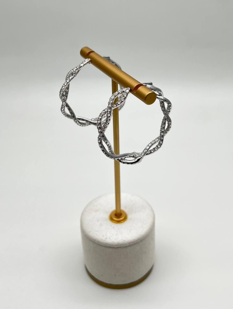 Orecchini a goccia con diamante medio a cerchio eternità Twist Wave in oro bianco 18 carati In condizioni Nuovo in vendita a Oakton, VA
