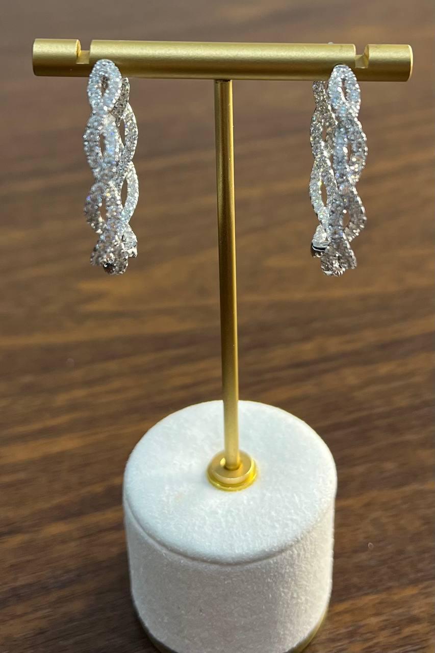 Orecchini a goccia con diamante medio a cerchio eternità Twist Wave in oro bianco 18 carati in vendita 1