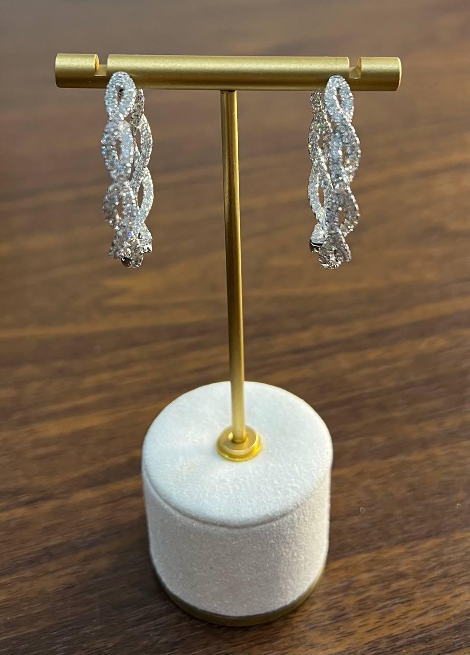 Orecchini a goccia con diamante medio a cerchio eternità Twist Wave in oro bianco 18 carati in vendita 2