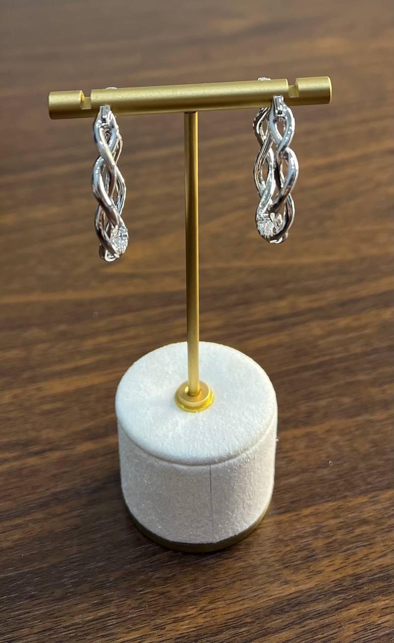 Orecchini a goccia con diamante medio a cerchio eternità Twist Wave in oro bianco 18 carati in vendita 3