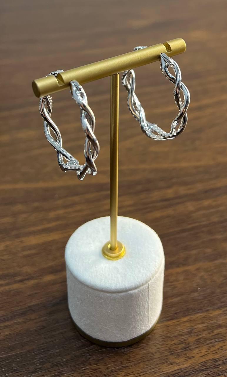 Orecchini a goccia con diamante medio a cerchio eternità Twist Wave in oro bianco 18 carati in vendita 4