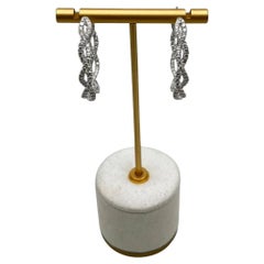 Boucles d'oreilles pendantes d'éternité en or blanc 18 carats avec diamants de taille moyenne