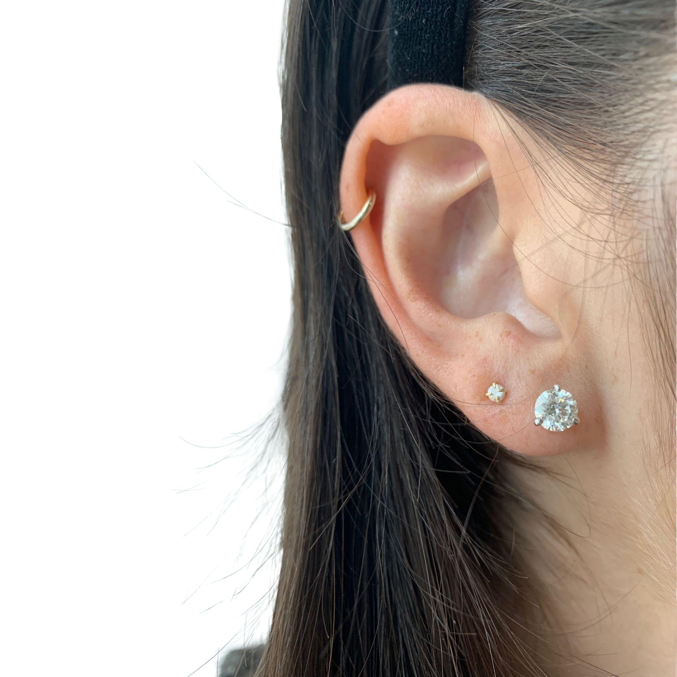 Medium Diamond Stud Earrings on 18 Karat White Gold In New Condition In Miami, FL