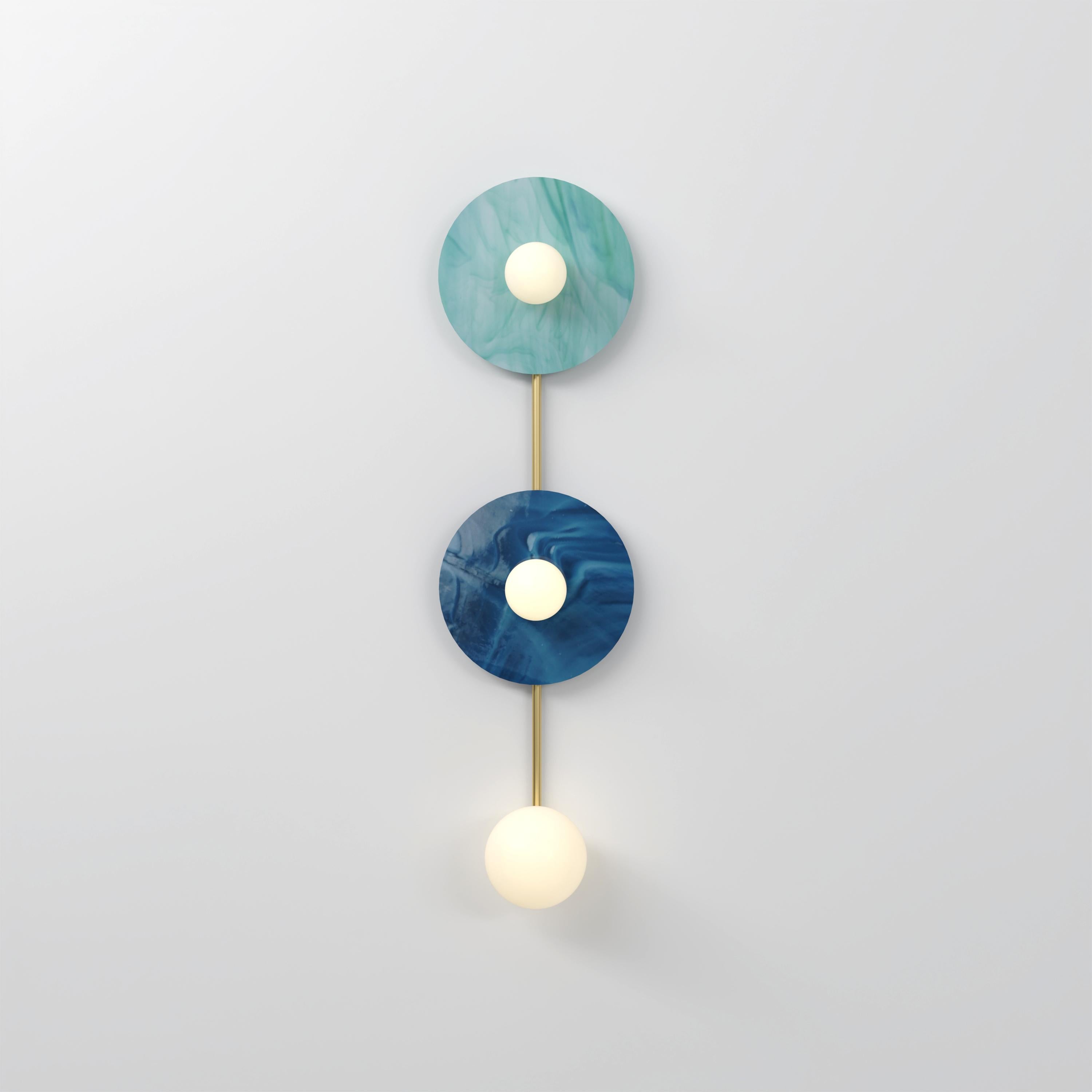 Plafoniera in vetro a disco e sfera media di Atelier Ati
Dimensioni: P 15 x L 29 x H 107 cm.
Materiali: Ottone spazzolato, vetro.

Tutte le nostre lampade possono essere cablate a seconda del Paese. Se viene venduto negli Stati Uniti, sarà cablato