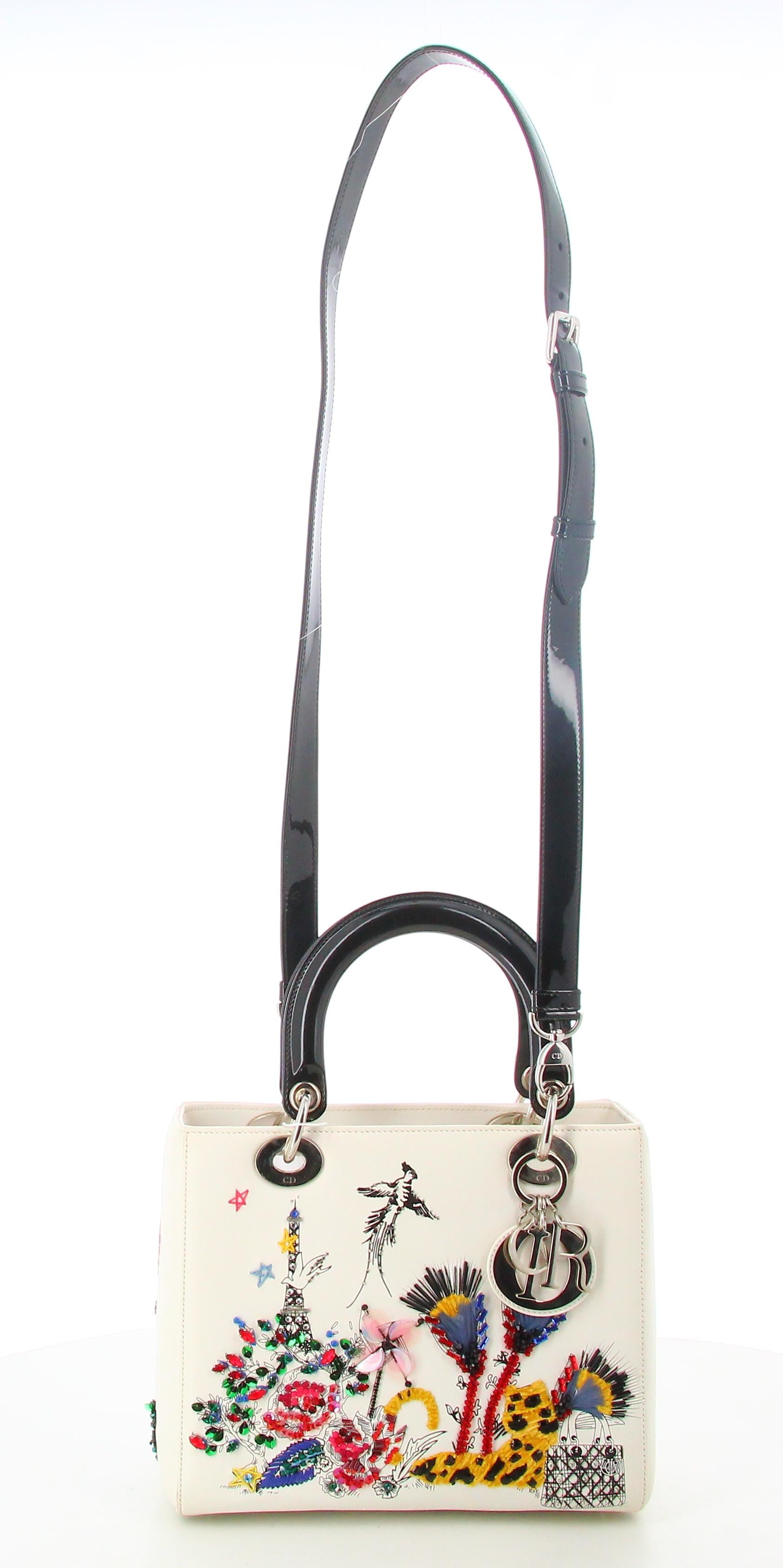 Medium Eiffel Tower Embroidered Handbag Lady Dior


- Very good condition. Shows very slight signs of wear over time. 
- Lady Dior White Bag 
- Flower embroidery on the front of the bag 
- Two small hanese in black patent leather 
- Long shoulder
