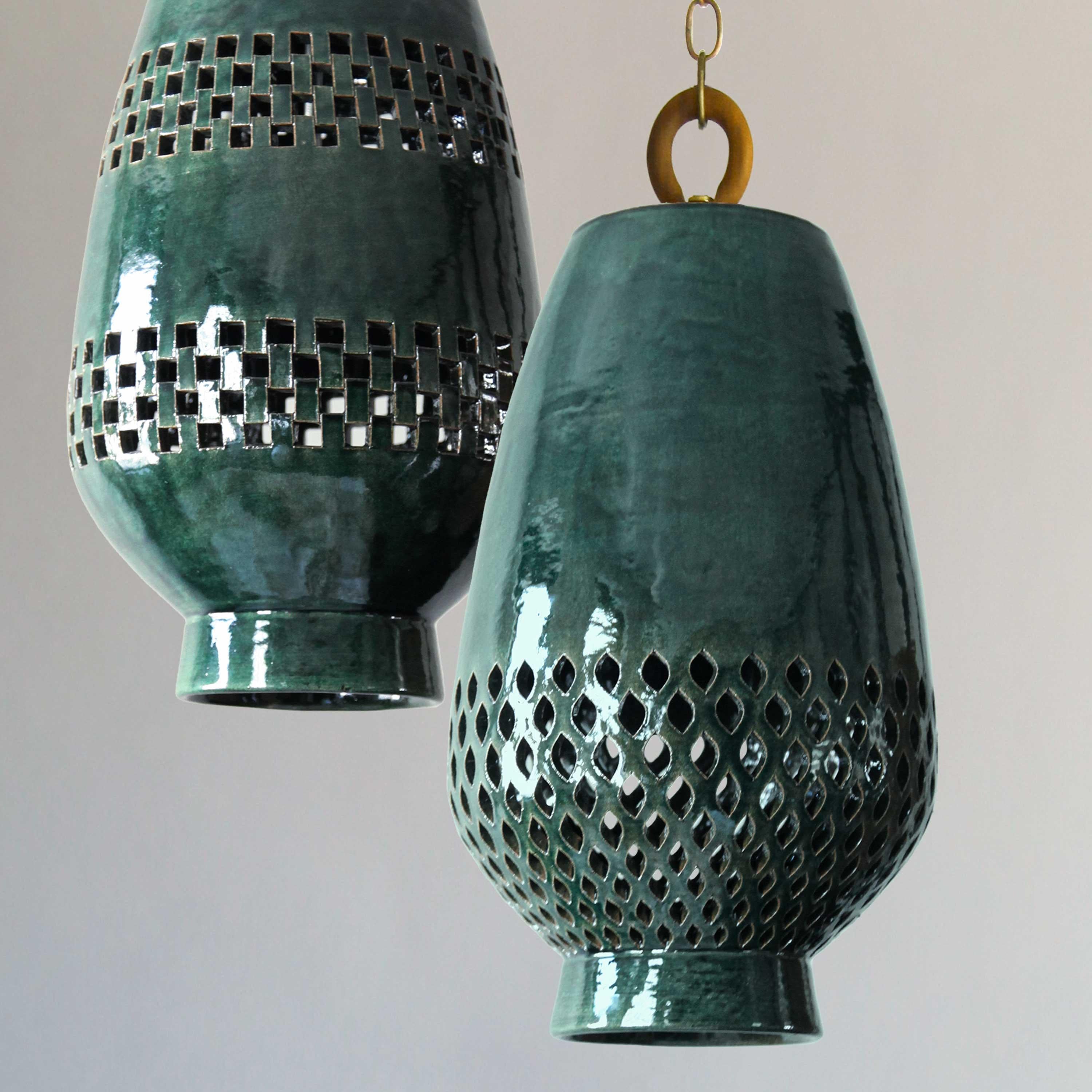 Mexicain Lampe à suspension en céramique émeraude de taille moyenne, laiton vieilli, diamants, collection Atzompa en vente