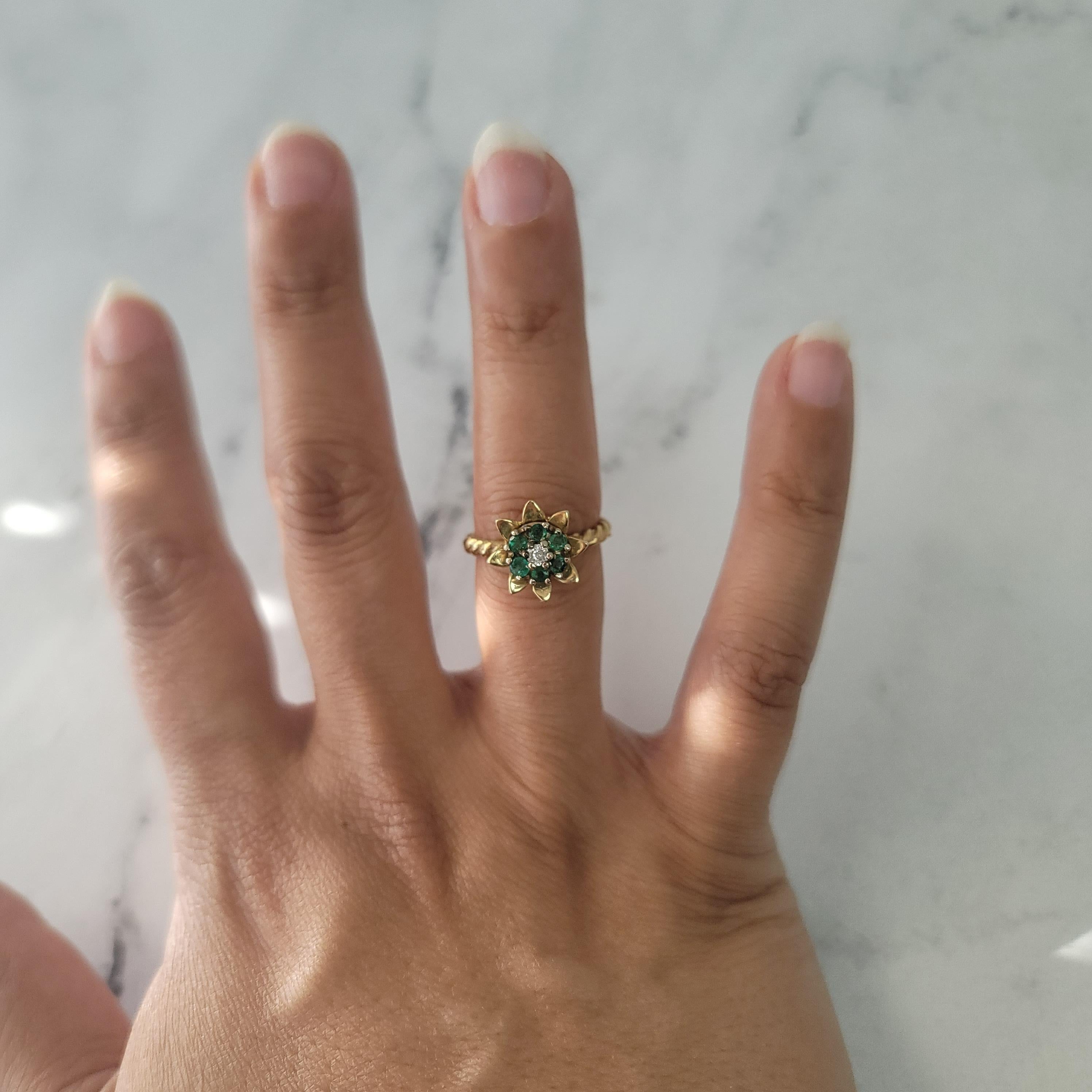 Mittelgroßer Tulpenring mit Smaragd oder Rubin 14k Gelbgold (Rundschliff) im Angebot