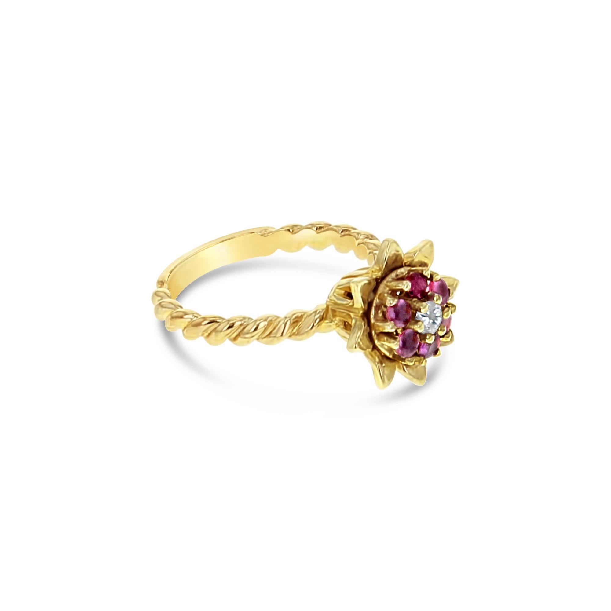 Mittelgroßer Tulpenring mit Smaragd oder Rubin 14k Gelbgold im Angebot 1