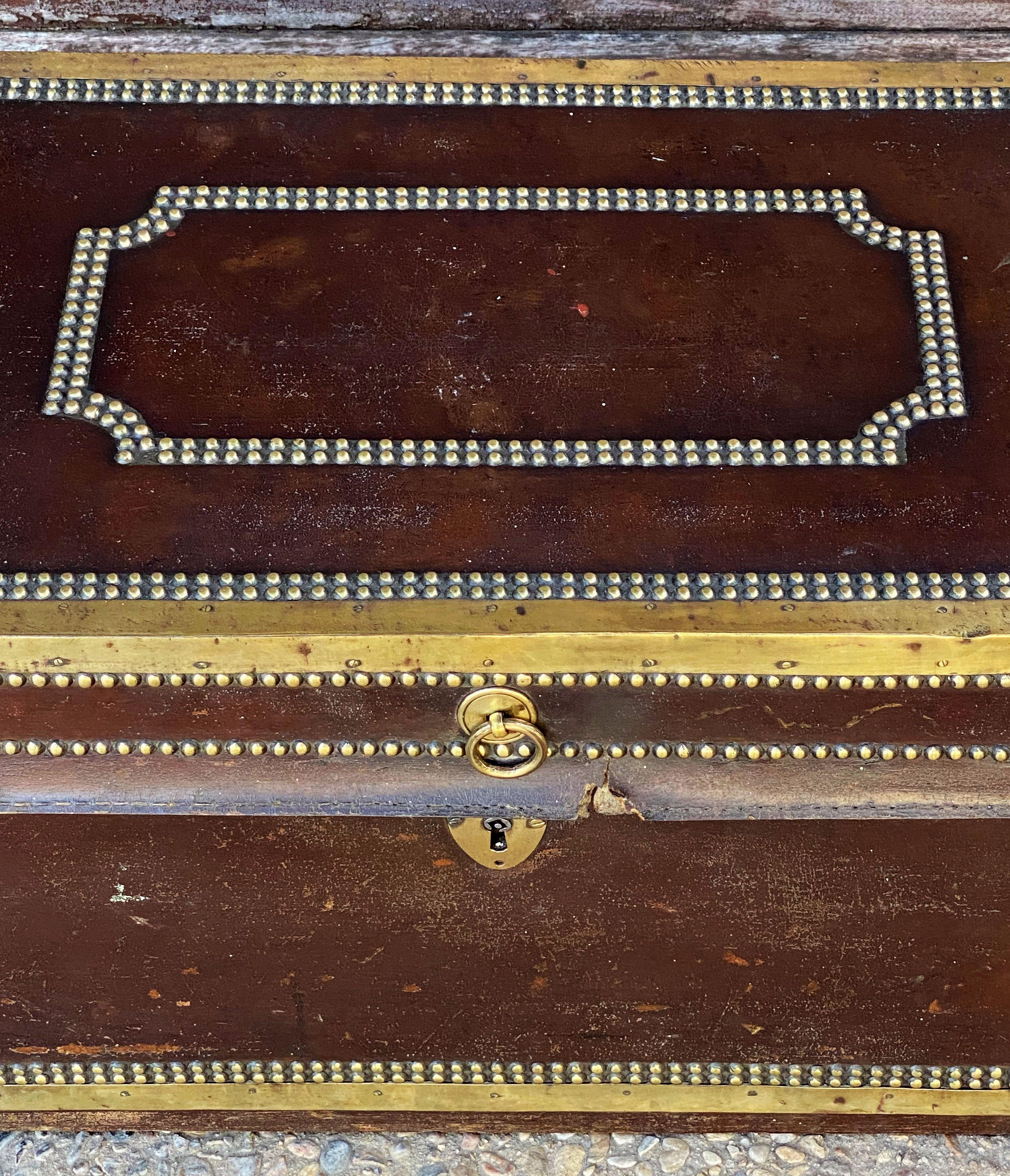 Métal Malle de campagne anglaise en cuir et bois de chevalet relié en laiton, vers 1820 en vente