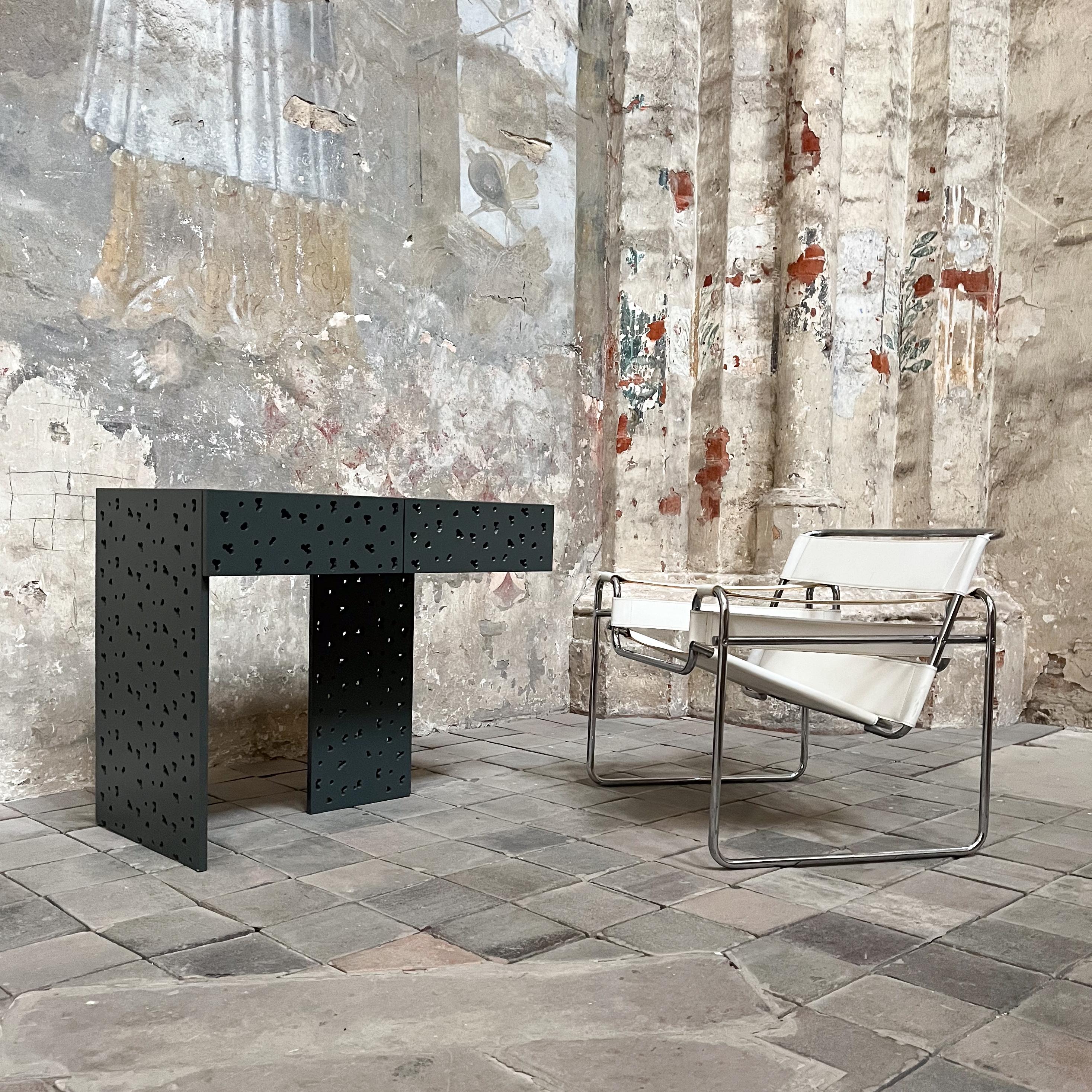 Postmoderne Console de bureau W(hole) en graphite éternel de taille moyenne par Majbele en vente