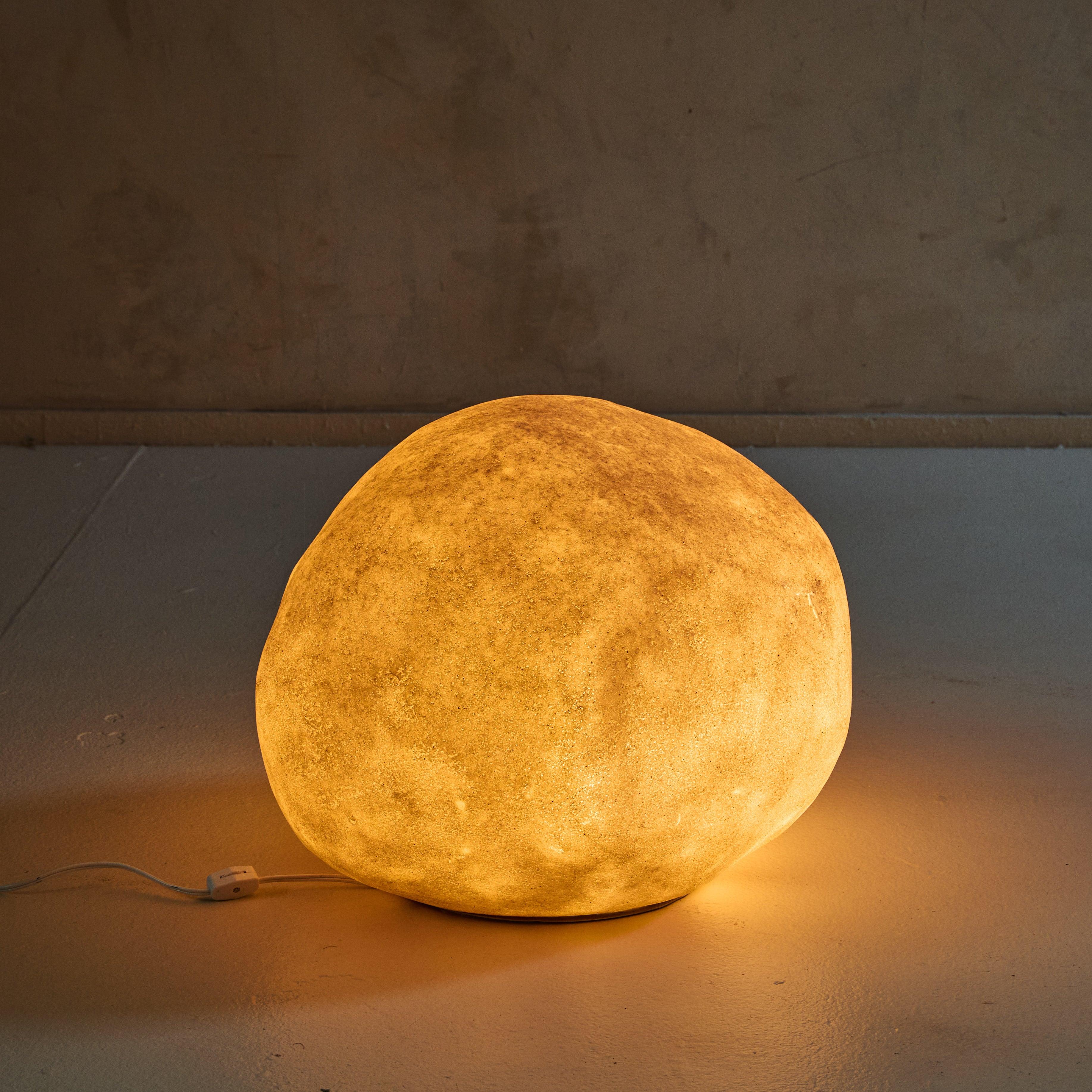 Mid-Century Modern Lampe de roche moyenne française 