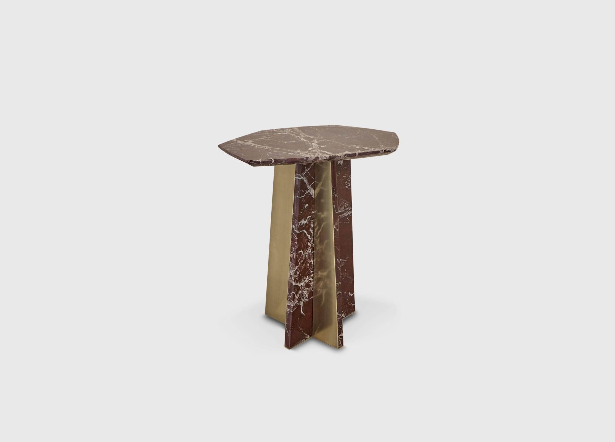 Postmoderne Table d'appoint en marbre géométrique de taille moyenne par Atra Design en vente