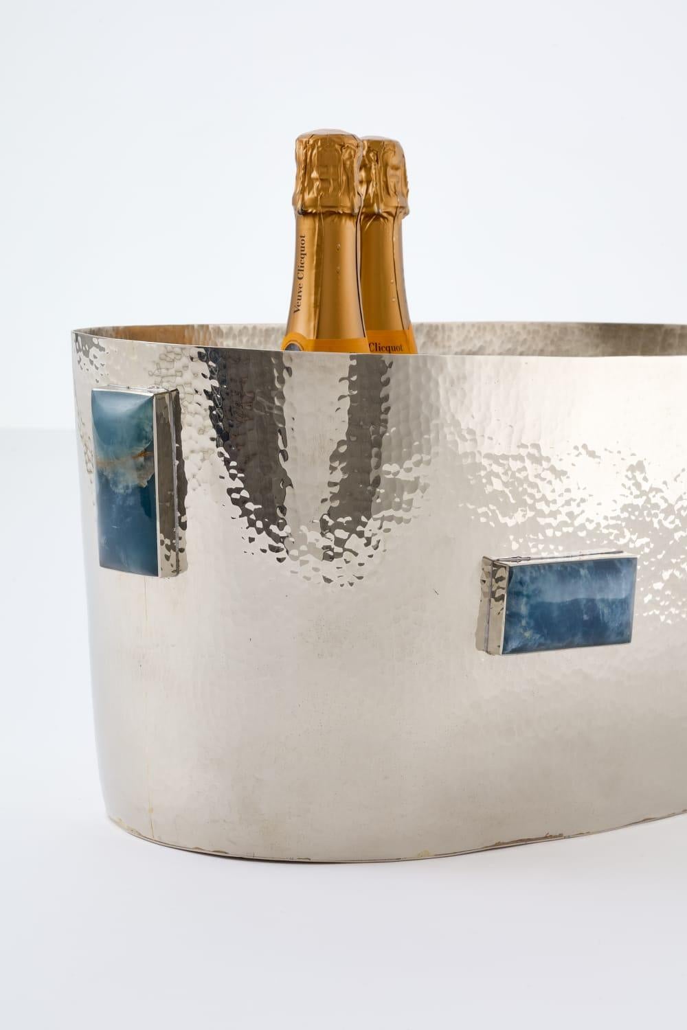 Die Kollektion Glaciar wird in sorgfältiger Handarbeit von unseren einheimischen Kunsthandwerkern hergestellt. Die rechteckigen Onyxstücke sind um Blumenvasen, Schachteln und Tabletts aus Alpaka-Silber herum angeordnet.

Unsere Stücke werden von