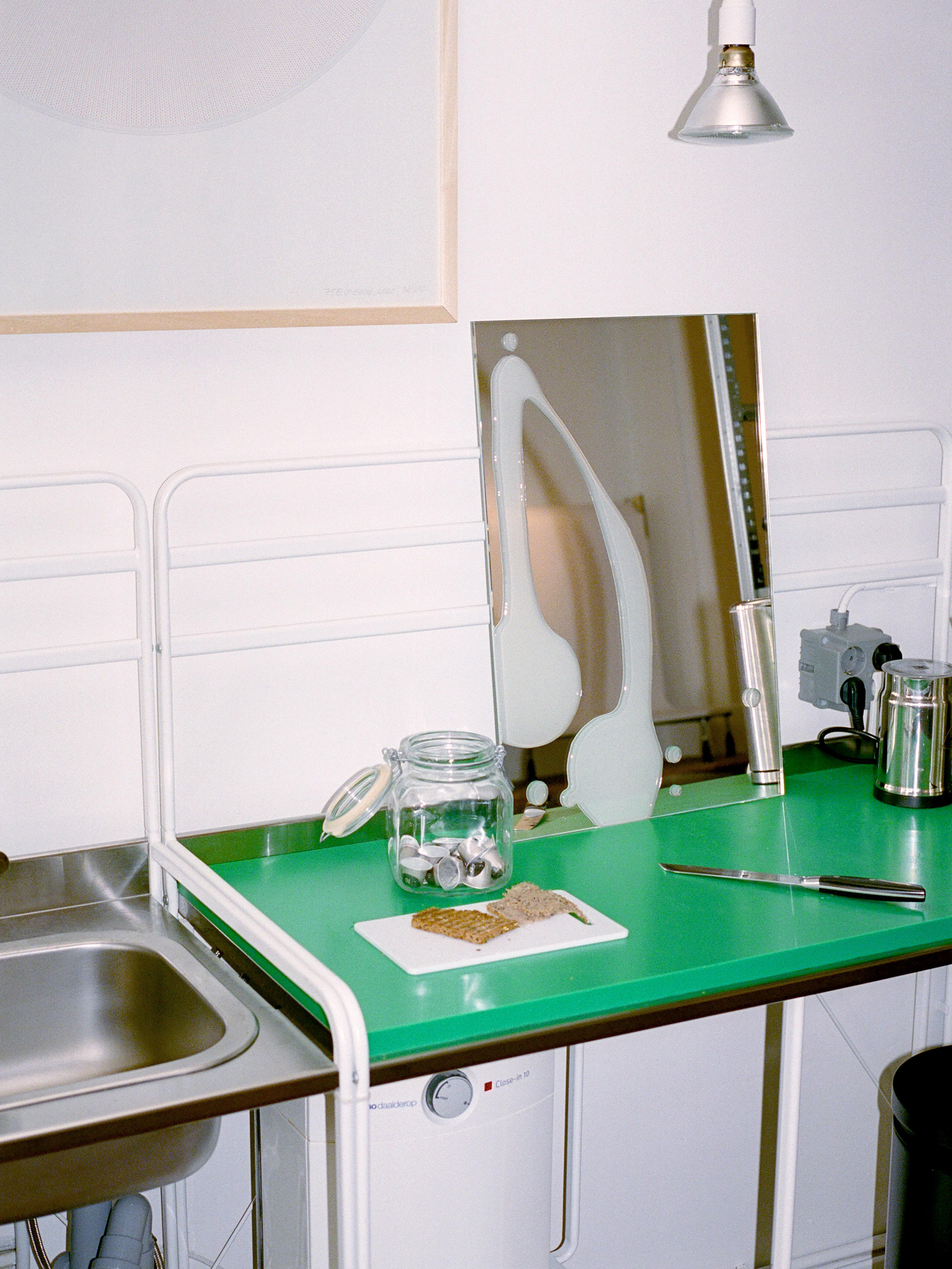 Mittelgroßer Spiegel aus Glasur in Silber mit weißen Sprenkeln von Sabine Marcelis im Zustand „Neu“ im Angebot in AMSTERDAM, NH