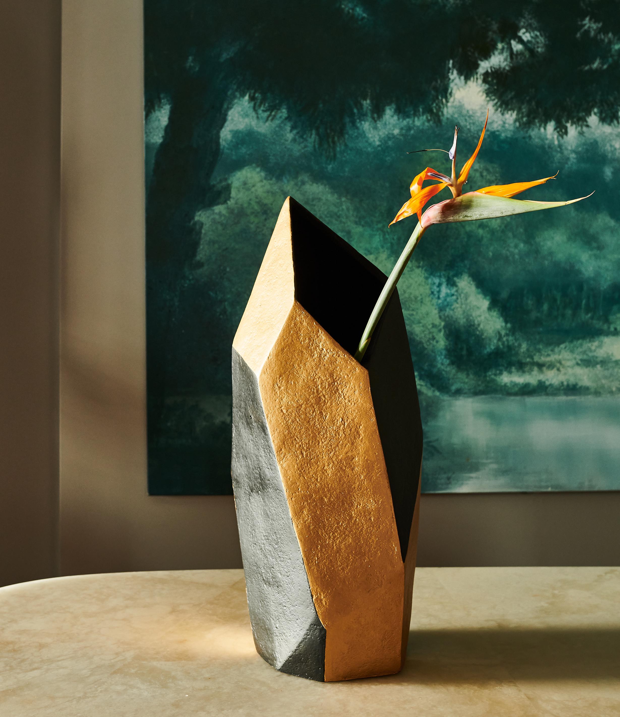 Moulage Vase géométrique composite en papier doré et noir du Studio Laurence en vente