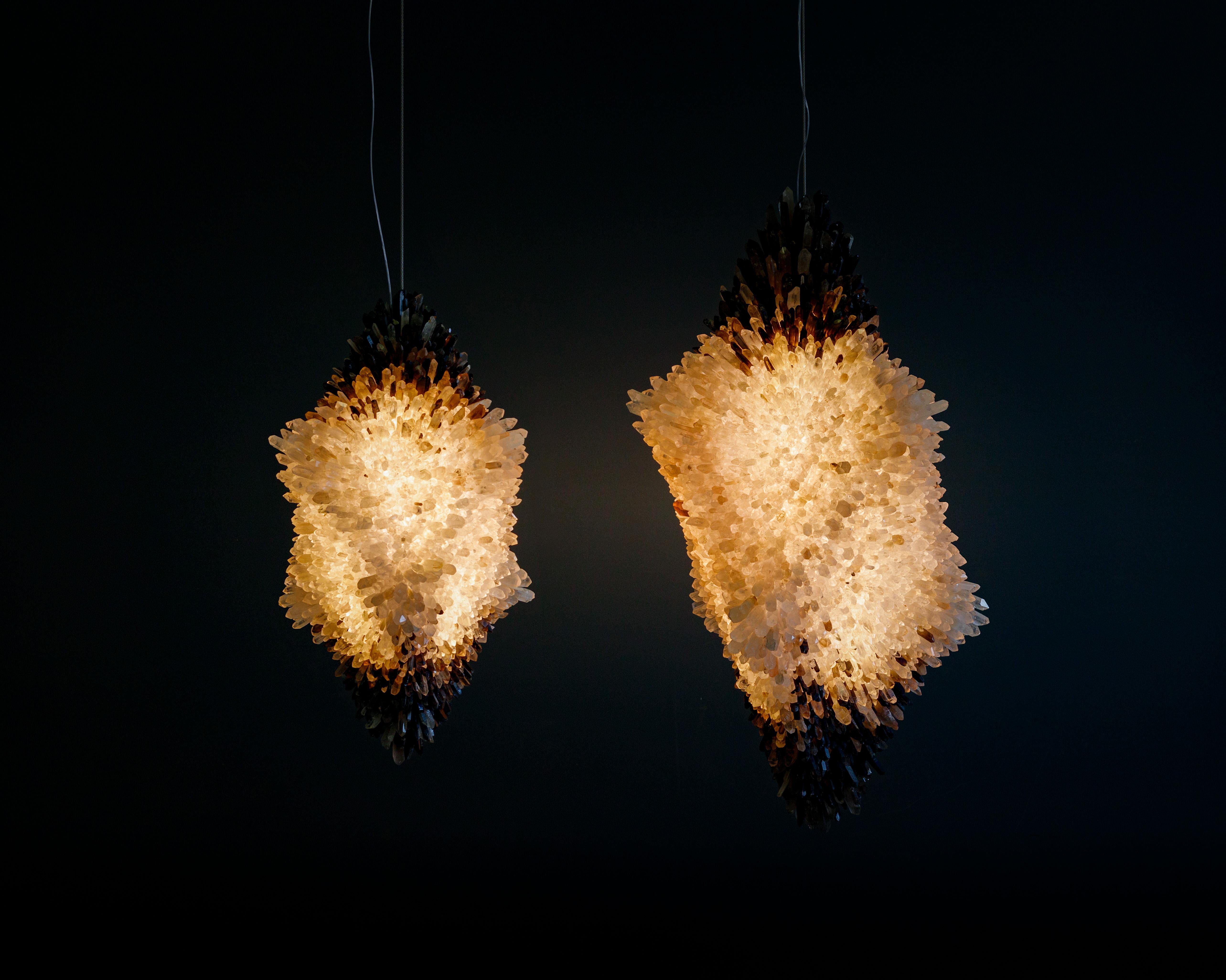 Lampada a sospensione media Goliath di Christopher Boots
Dimensioni: P 44 x L 50 x H 100 cm.
Materiali: Quarzo chiaro, quarzo fumé.

Disponibile in versione media o grande. Contattateci.

Nell'antica allegoria, David trionfa sul gigante Golia usando