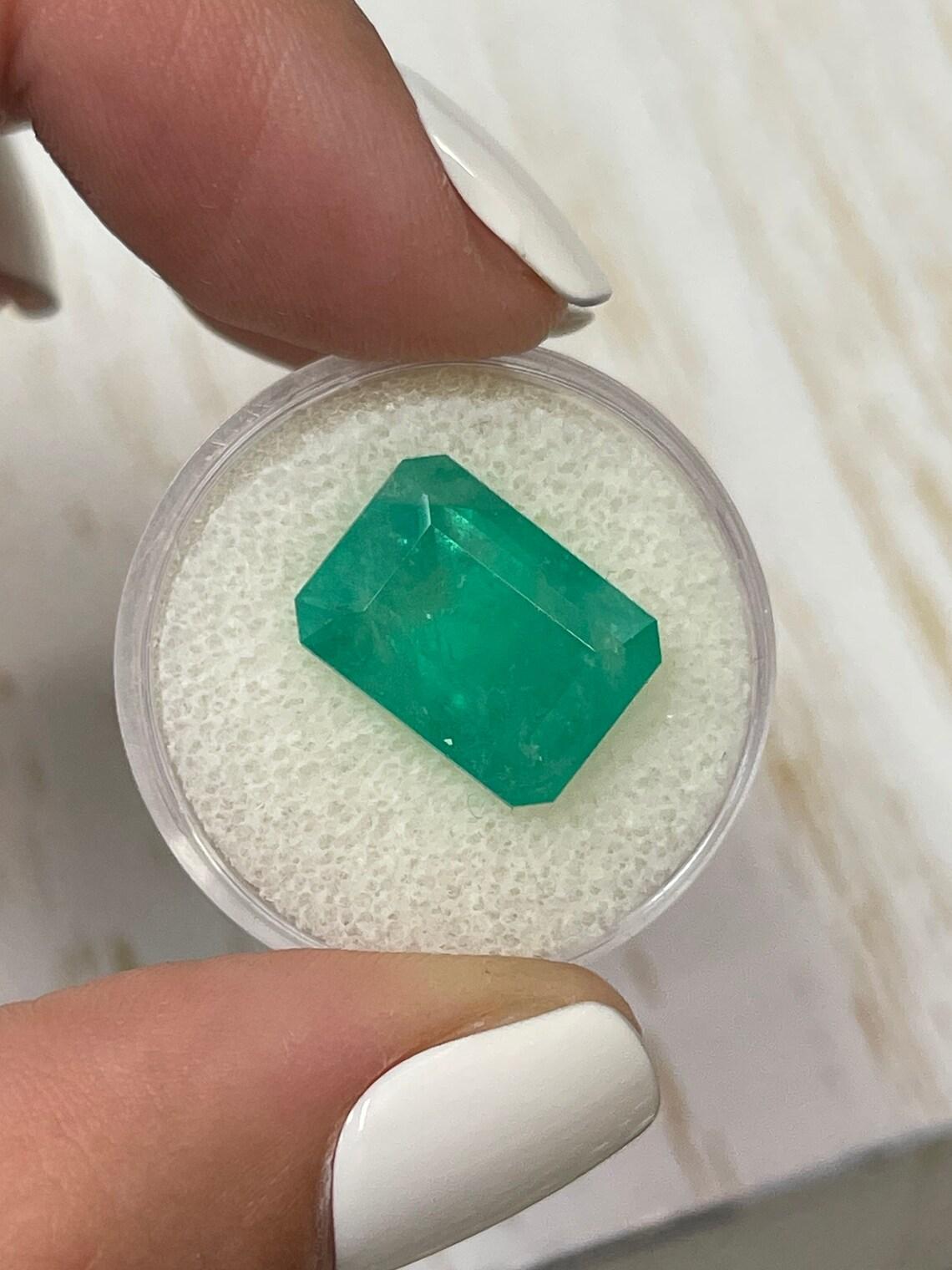 Moderno Gemma di smeraldo colombiano di colore verde medio da 8,84 carati - Pietra di nascita di maggio in vendita