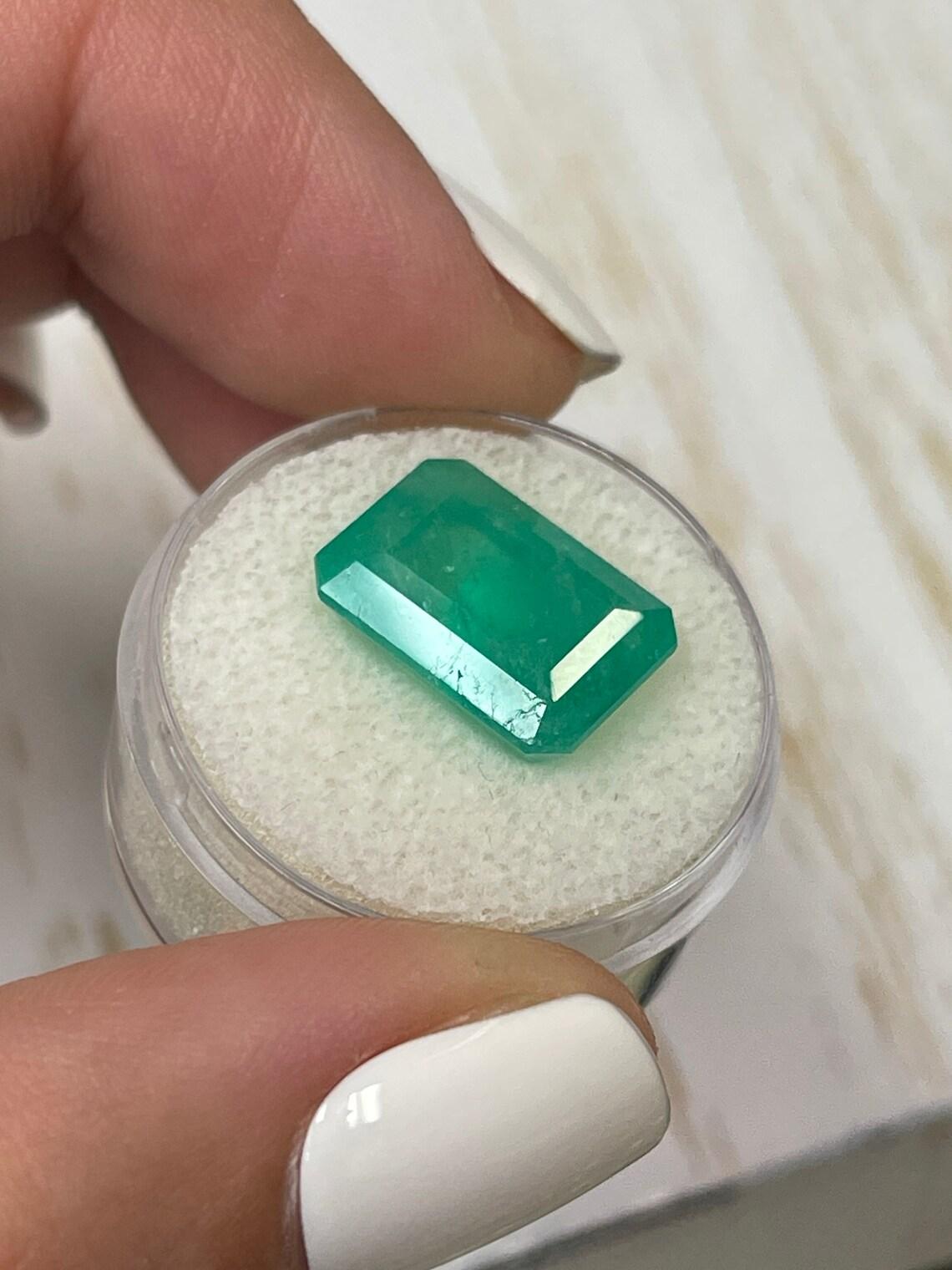 Taglio smeraldo Gemma di smeraldo colombiano di colore verde medio da 8,84 carati - Pietra di nascita di maggio in vendita