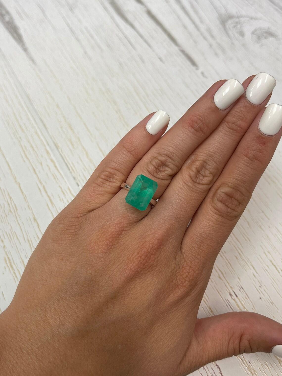 Gemma di smeraldo colombiano di colore verde medio da 8,84 carati - Pietra di nascita di maggio in vendita 1