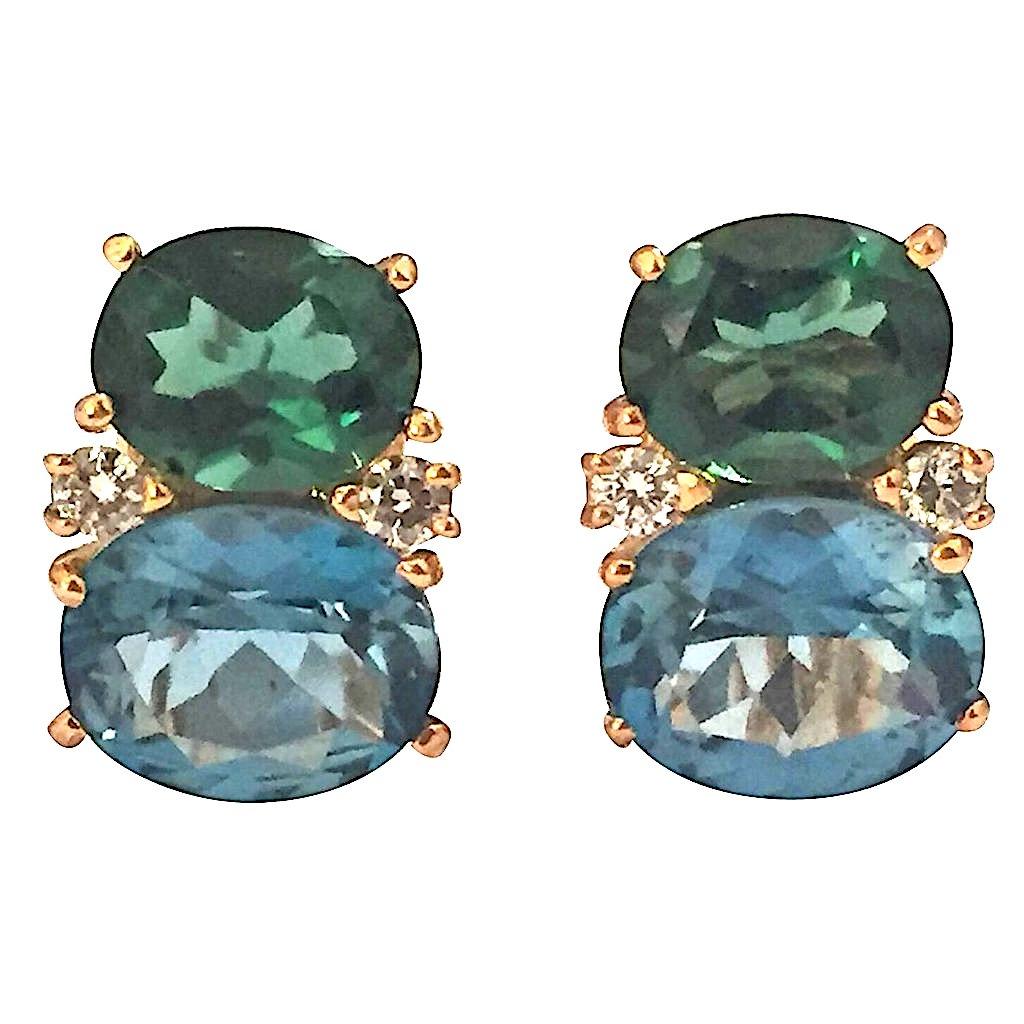 Mittelgroße GUM DROP™-Ohrringe aus 18-karätigem Gelbgold mit facettiertem Tsavorit (jeweils ca. 2,5 ct), facettiertem dunkelblauen Topas (jeweils ca. 5 ct) und 4 Diamanten mit einem Gewicht von ca. 0,40 ct. 

Spezifikationen: Höhe: 3/4