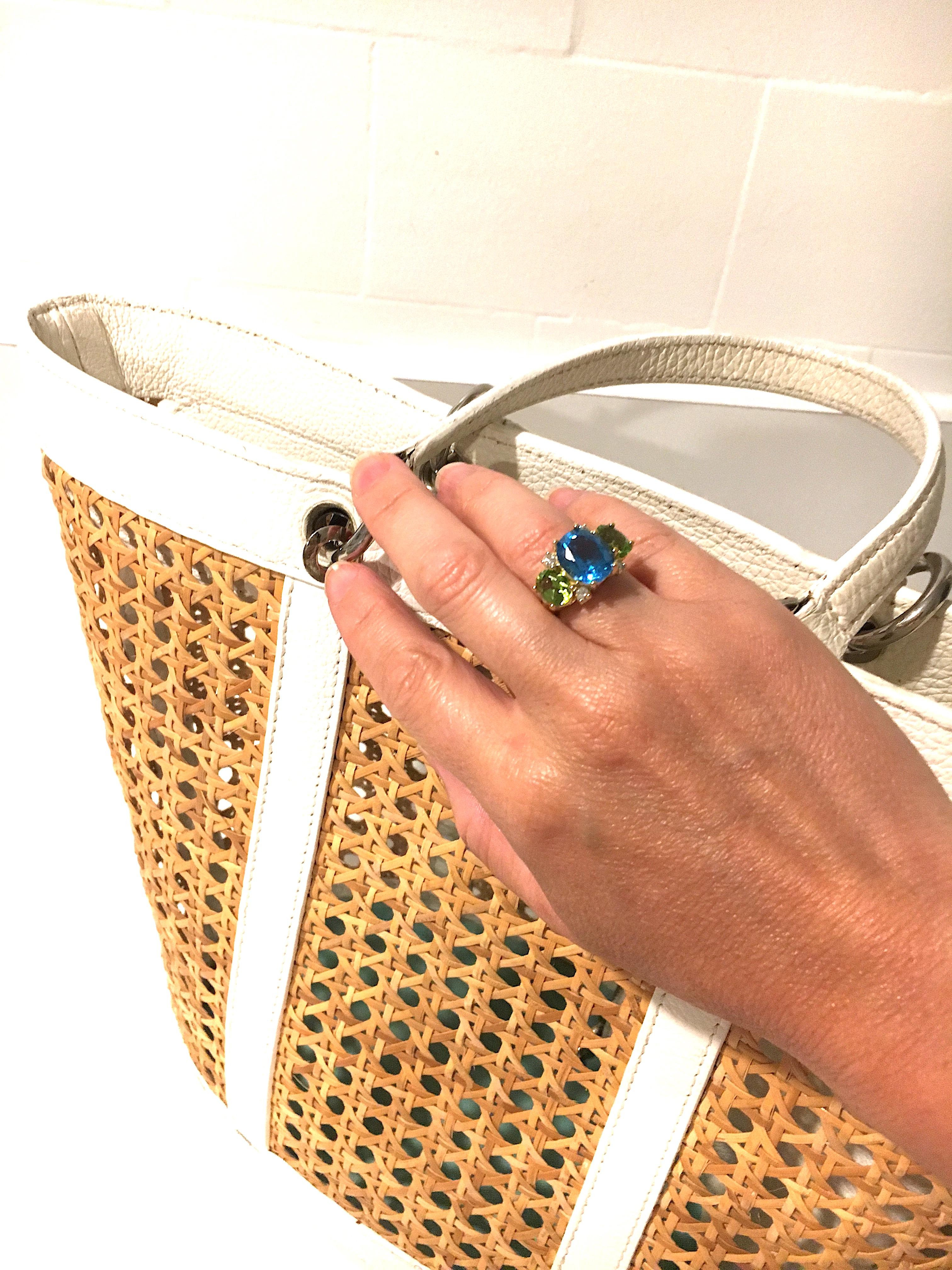 Bague GUM DROPTM de taille moyenne avec topaze bleue, péridots et diamants en vente 5