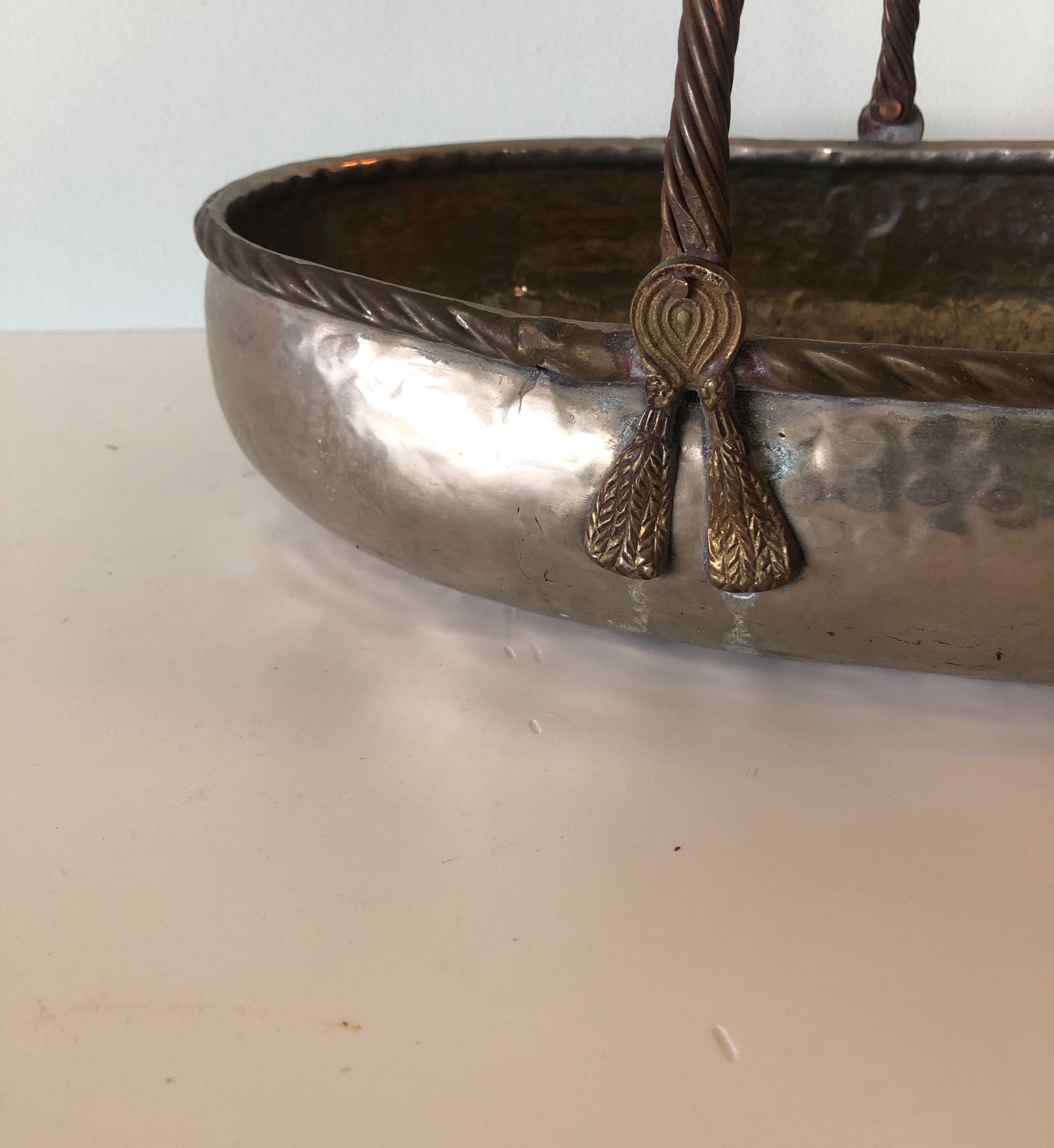 Dekorativer Korb aus handgehämmertem Silber und Messing aus indischem Metall (Böhmisch)