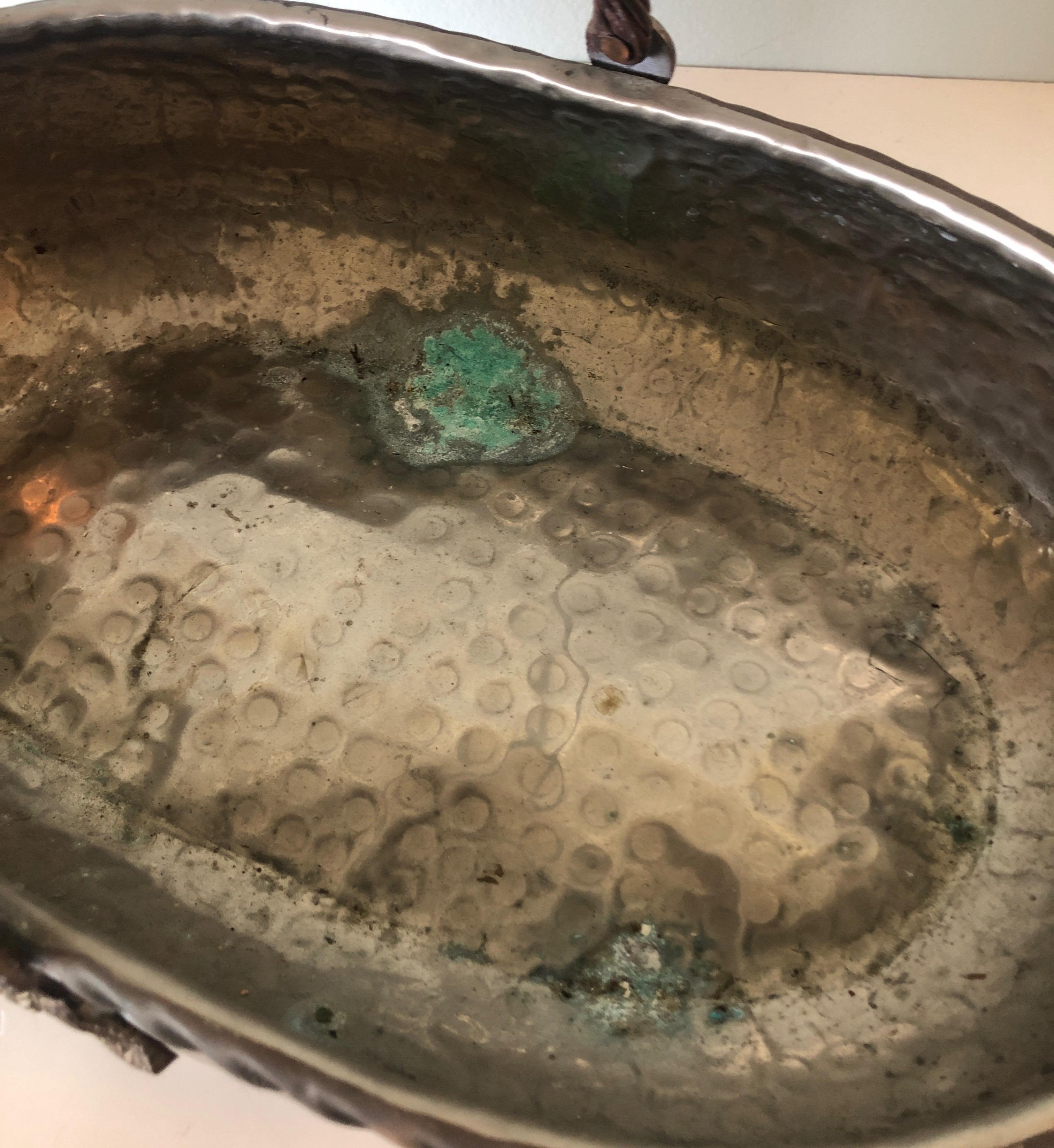 Dekorativer Korb aus handgehämmertem Silber und Messing aus indischem Metall (Handgefertigt)